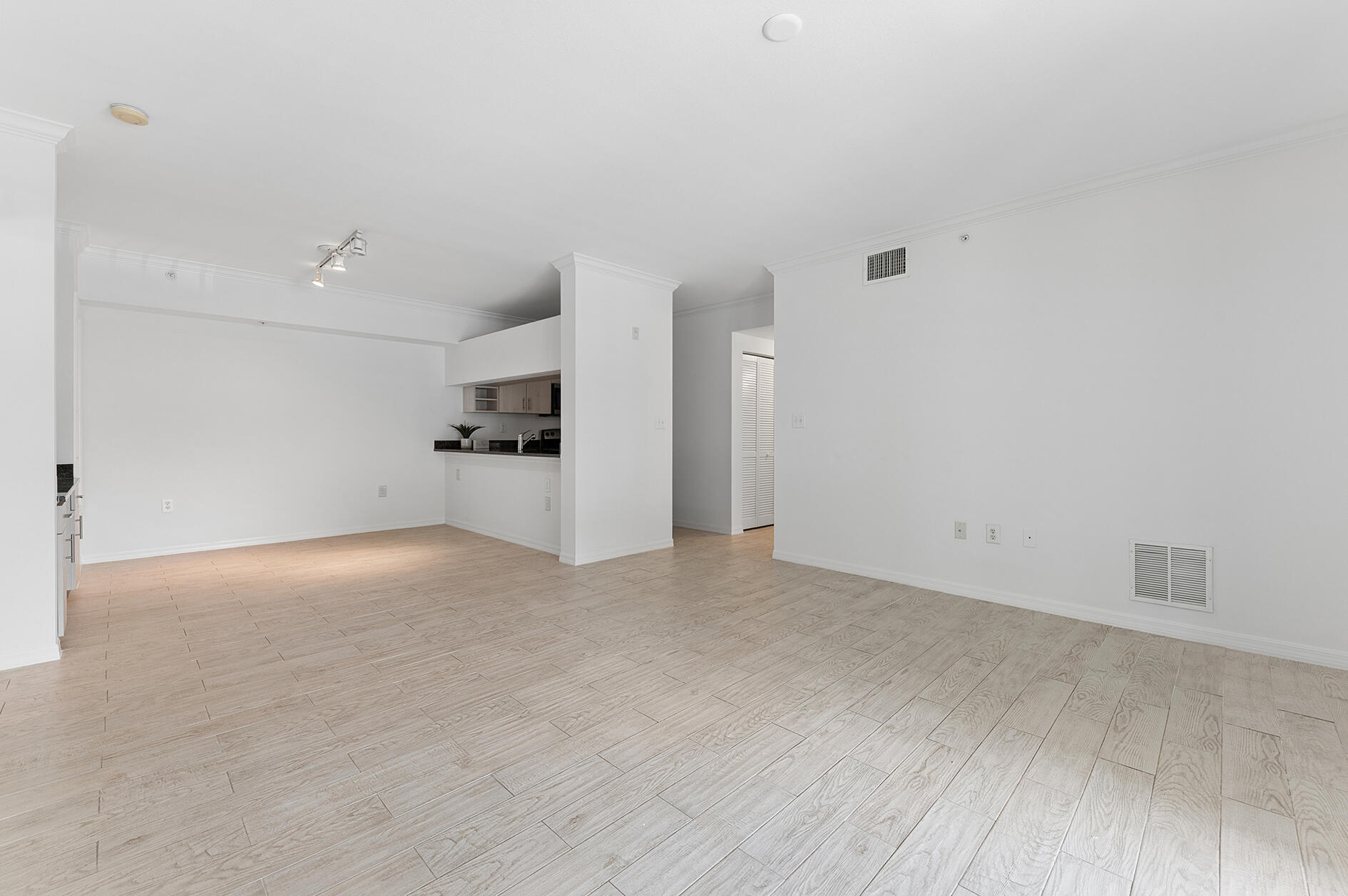 6573 Emerald Dunes Drive 201 Property Photo 4