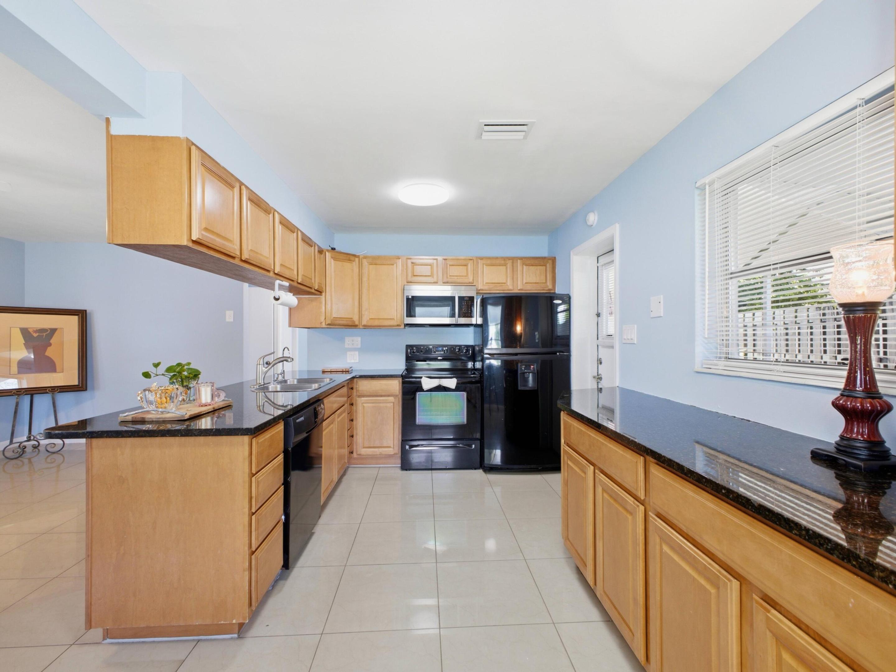 370 Orange Way Property Photo 4