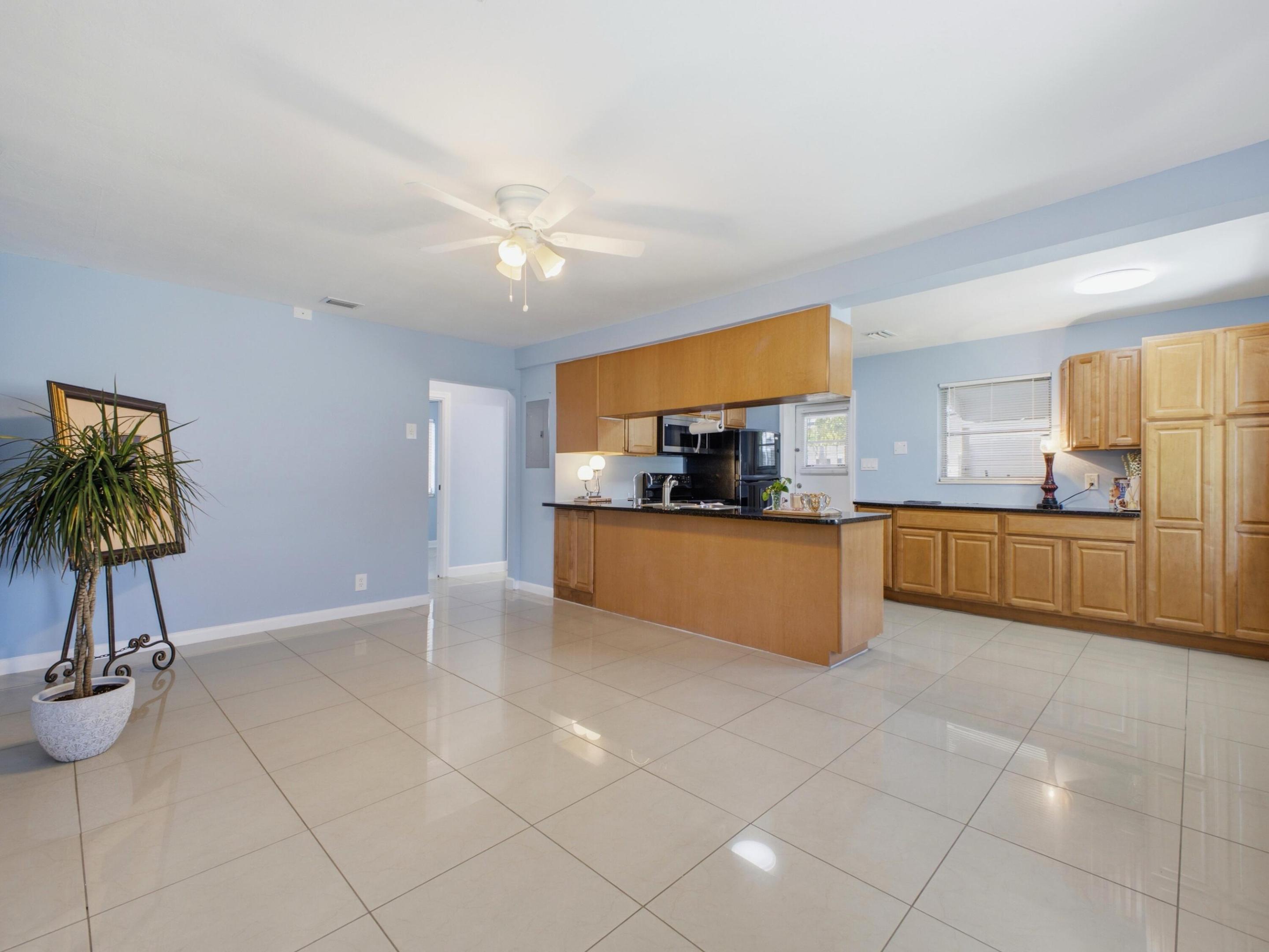 370 Orange Way Property Photo 8