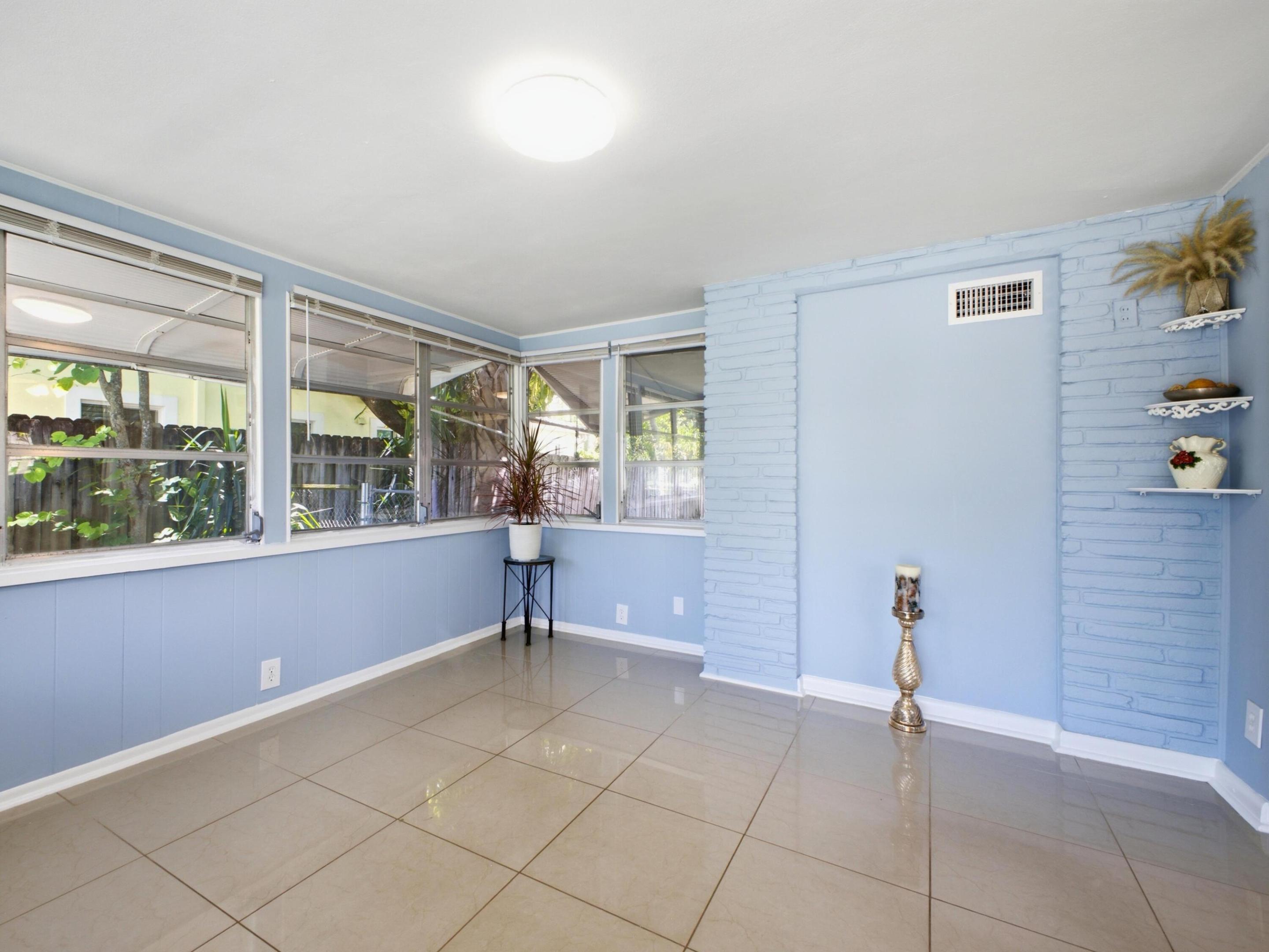 370 Orange Way Property Photo 13