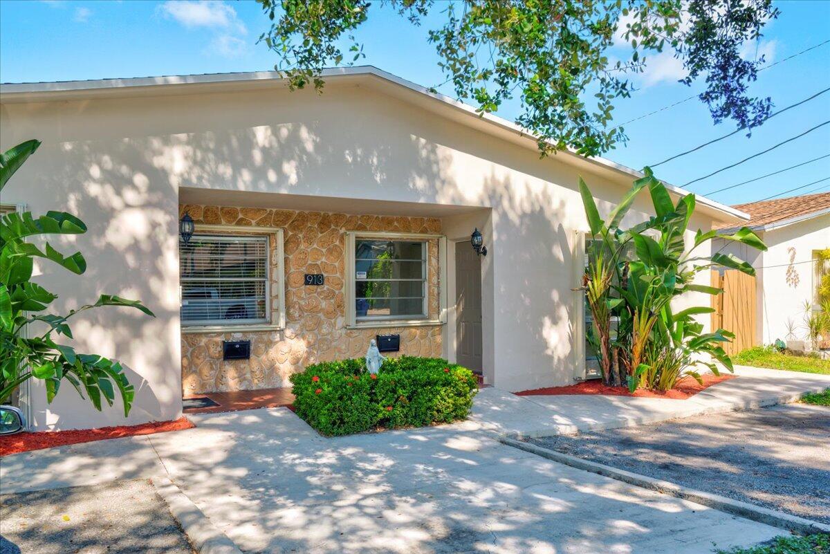 913 ORANGE Isle B Property Photo 1