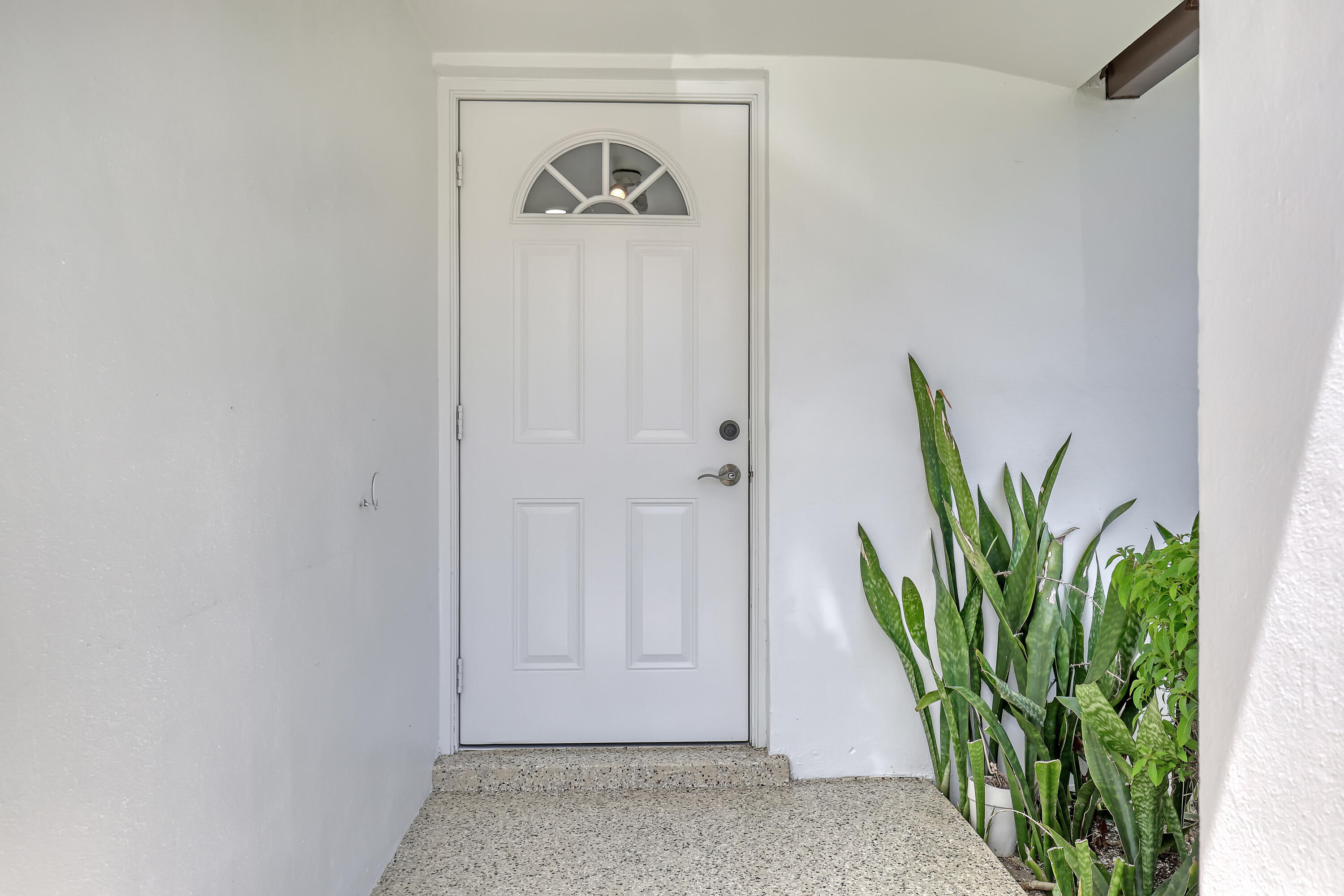 2940 Crosley Drive E Property Photo 2