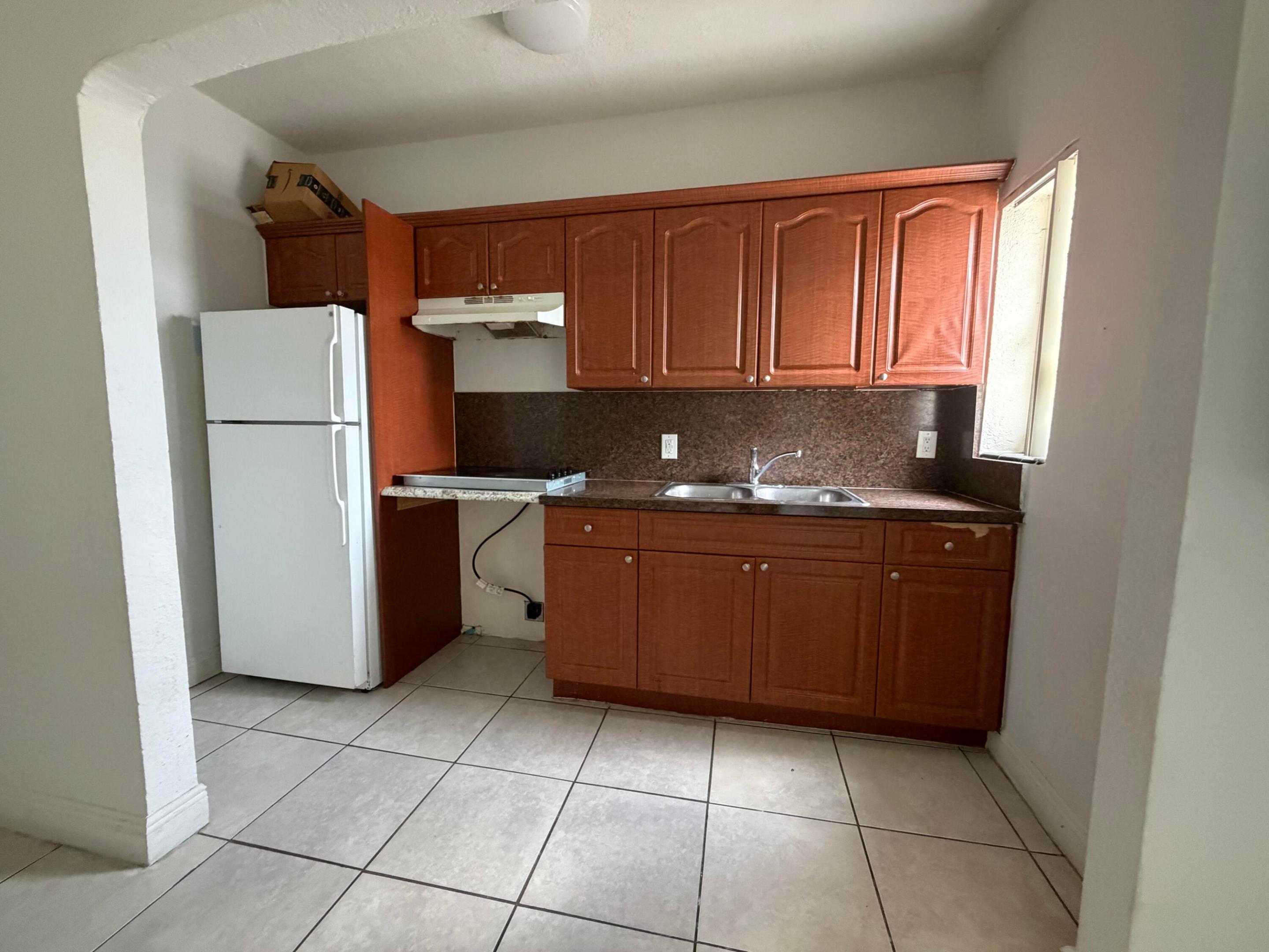 313 N Krome Avenue B Property Photo 6