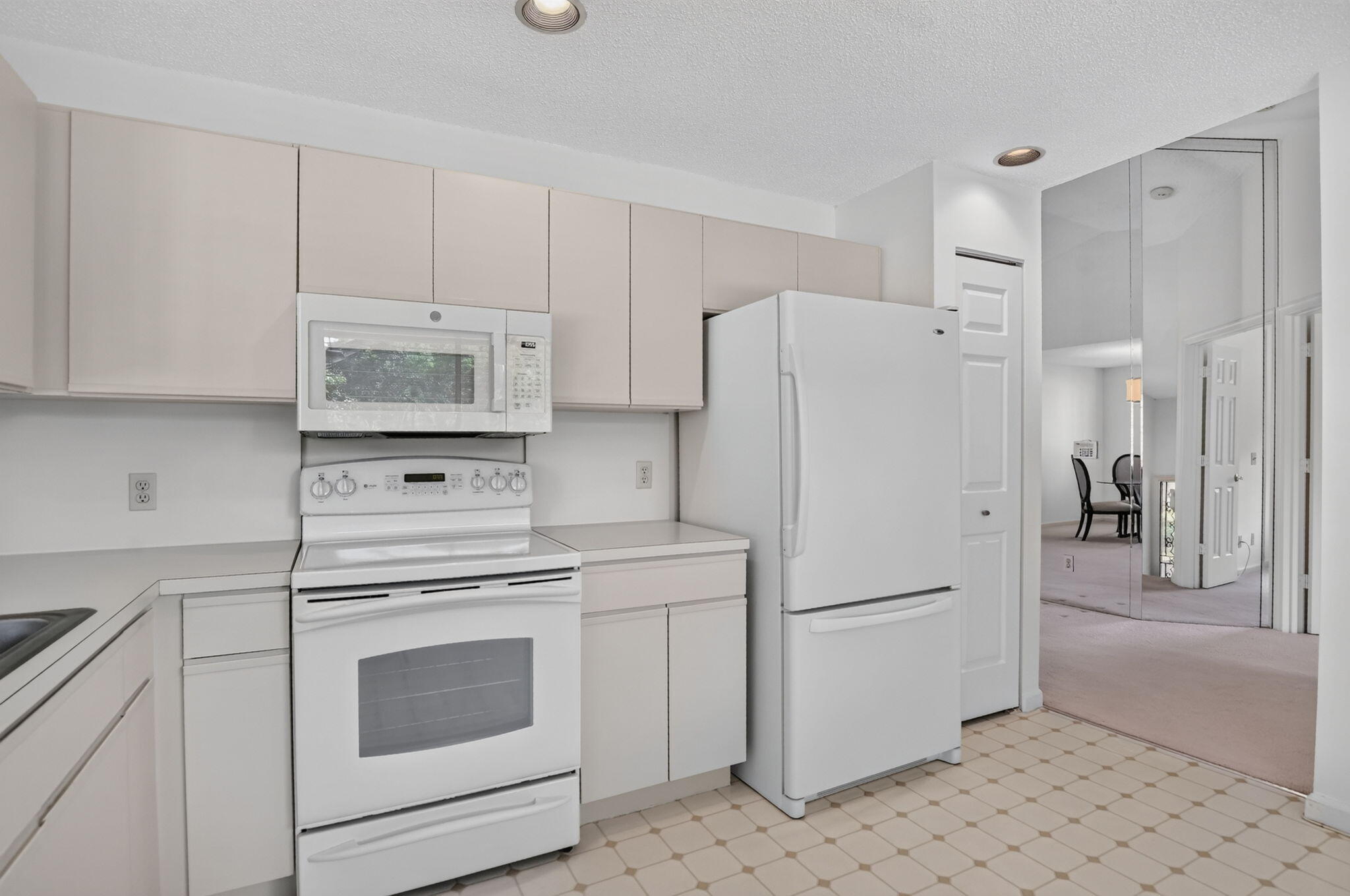 5751 Coach House Circle E Property Photo 10