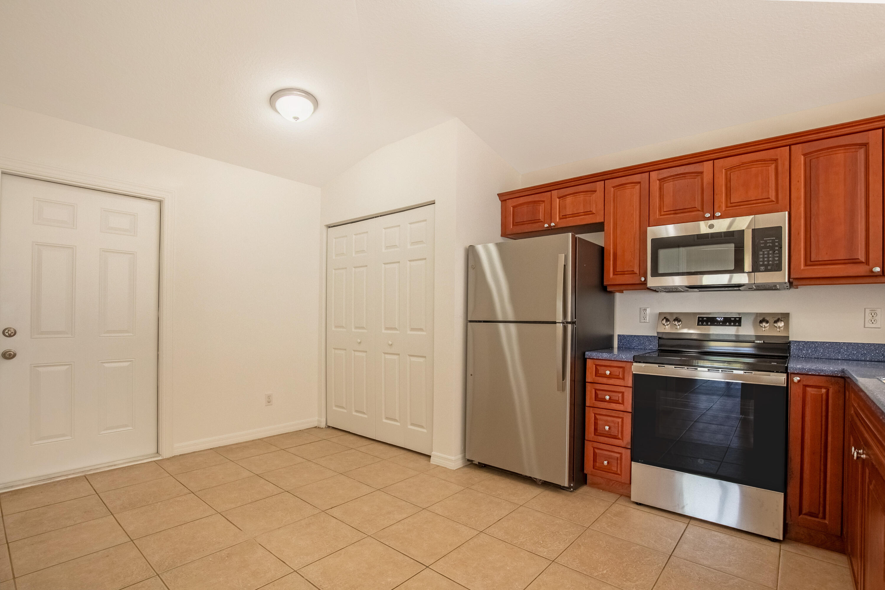 5060 Se Ebbtide Avenue Property Photo 8