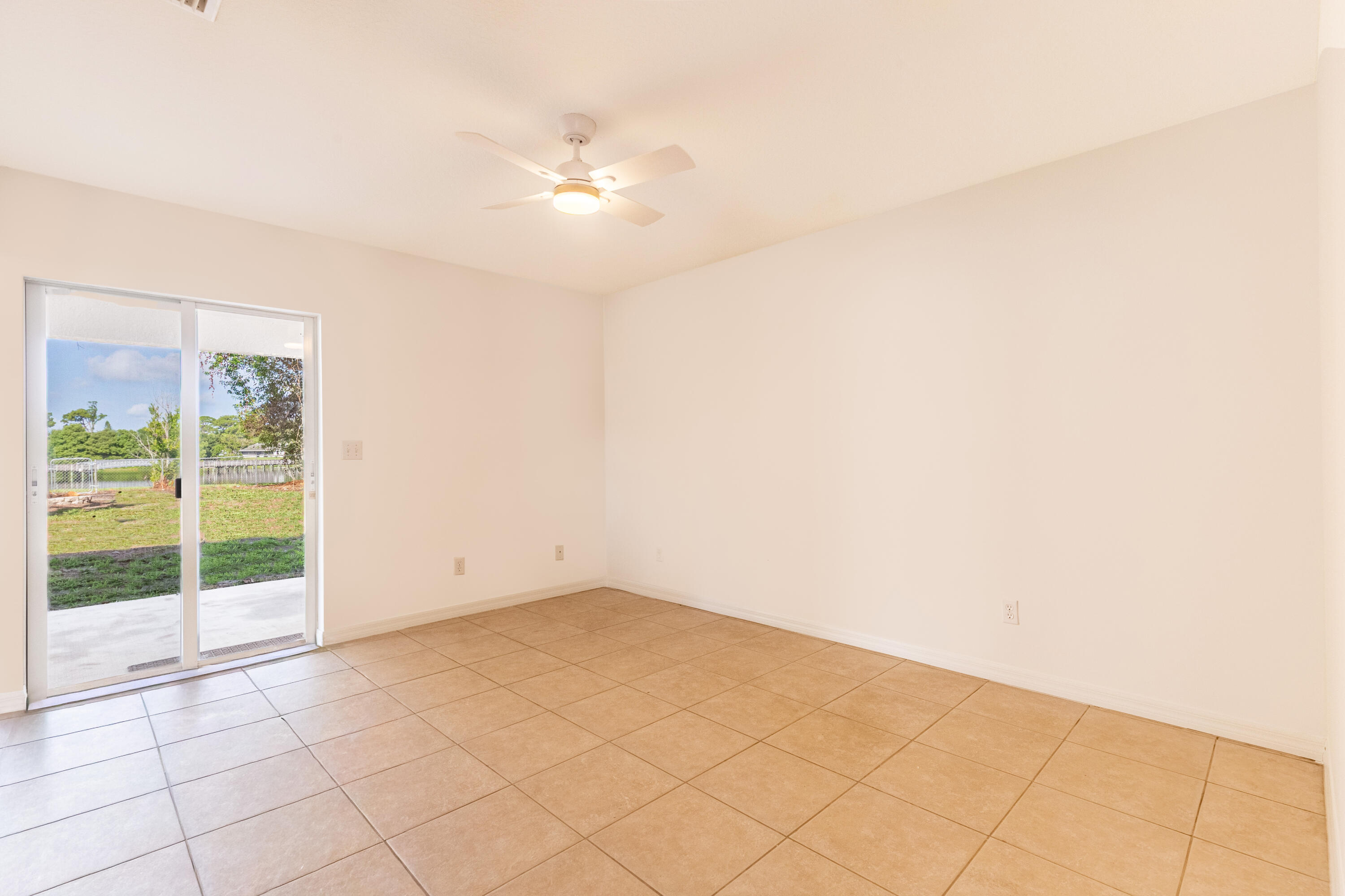 5060 Se Ebbtide Avenue Property Photo 10