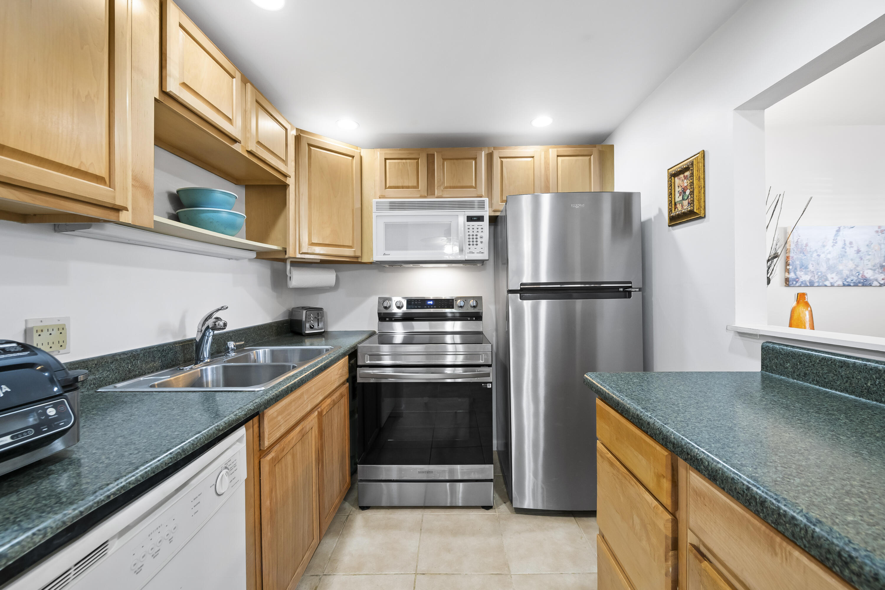 1111 Cambridge E Property Photo 13