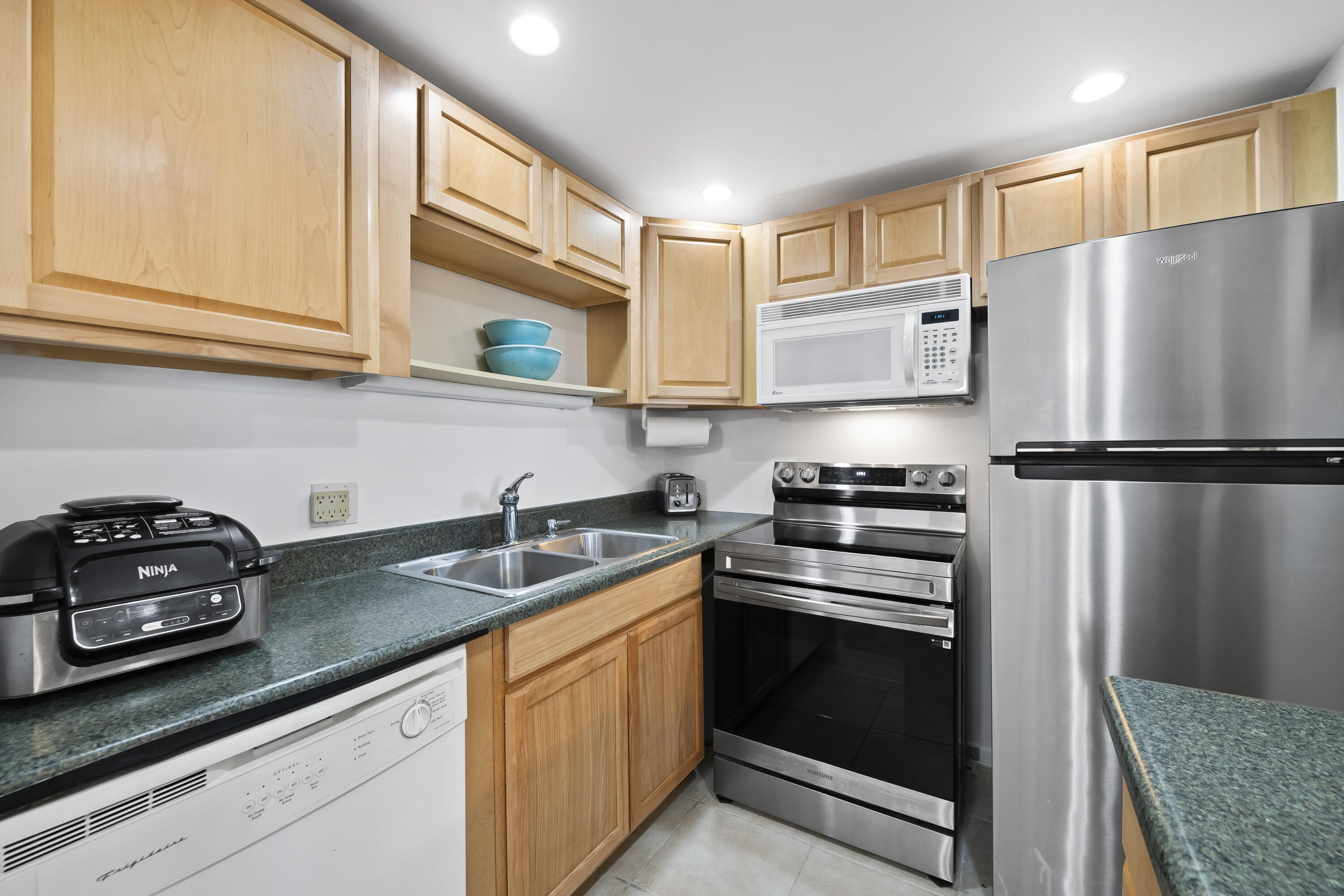 1111 Cambridge E Property Photo 14