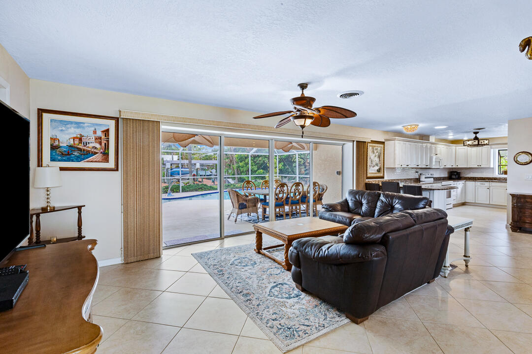 622 Sw Pine Tree Lane Property Photo 12