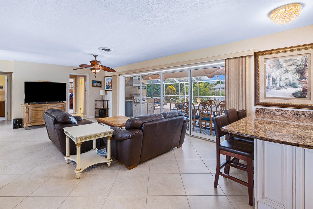 622 Sw Pine Tree Lane Property Photo 14