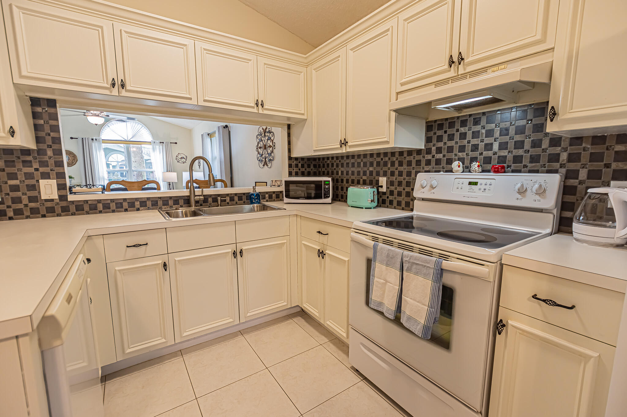 1149 Nw Lombardy Drive Property Photo 6