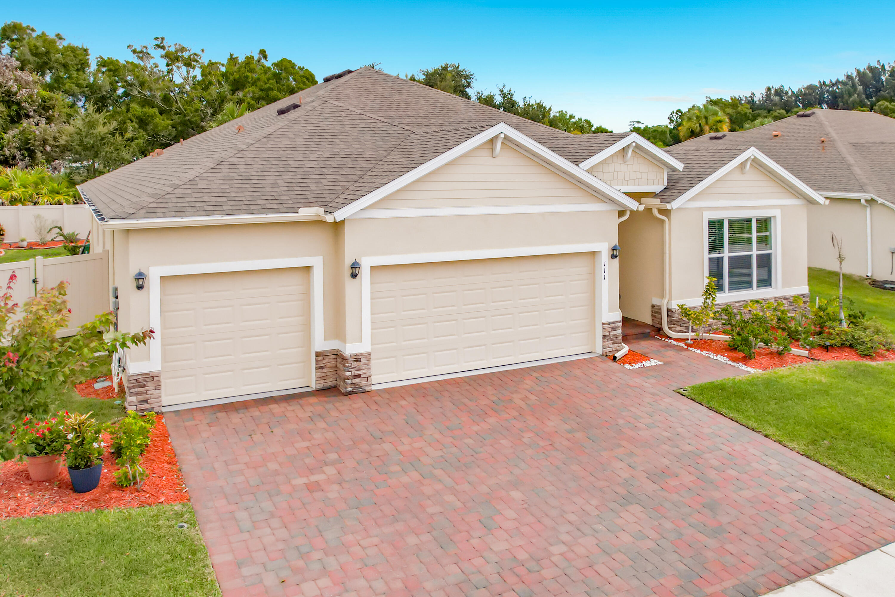 111 52nd Square Property Photo 6
