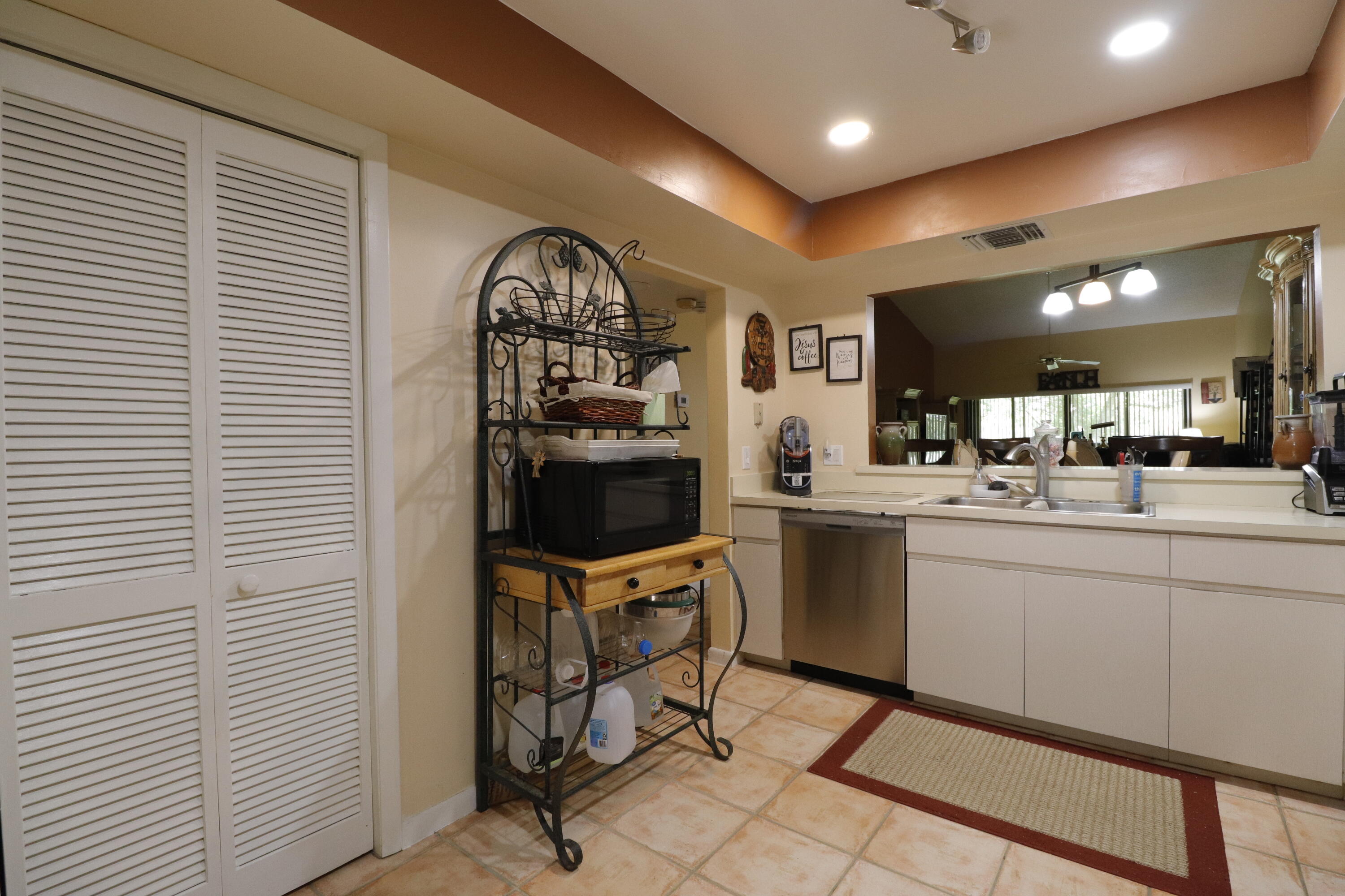 9460 Meadowood Drive 202 Property Photo 4