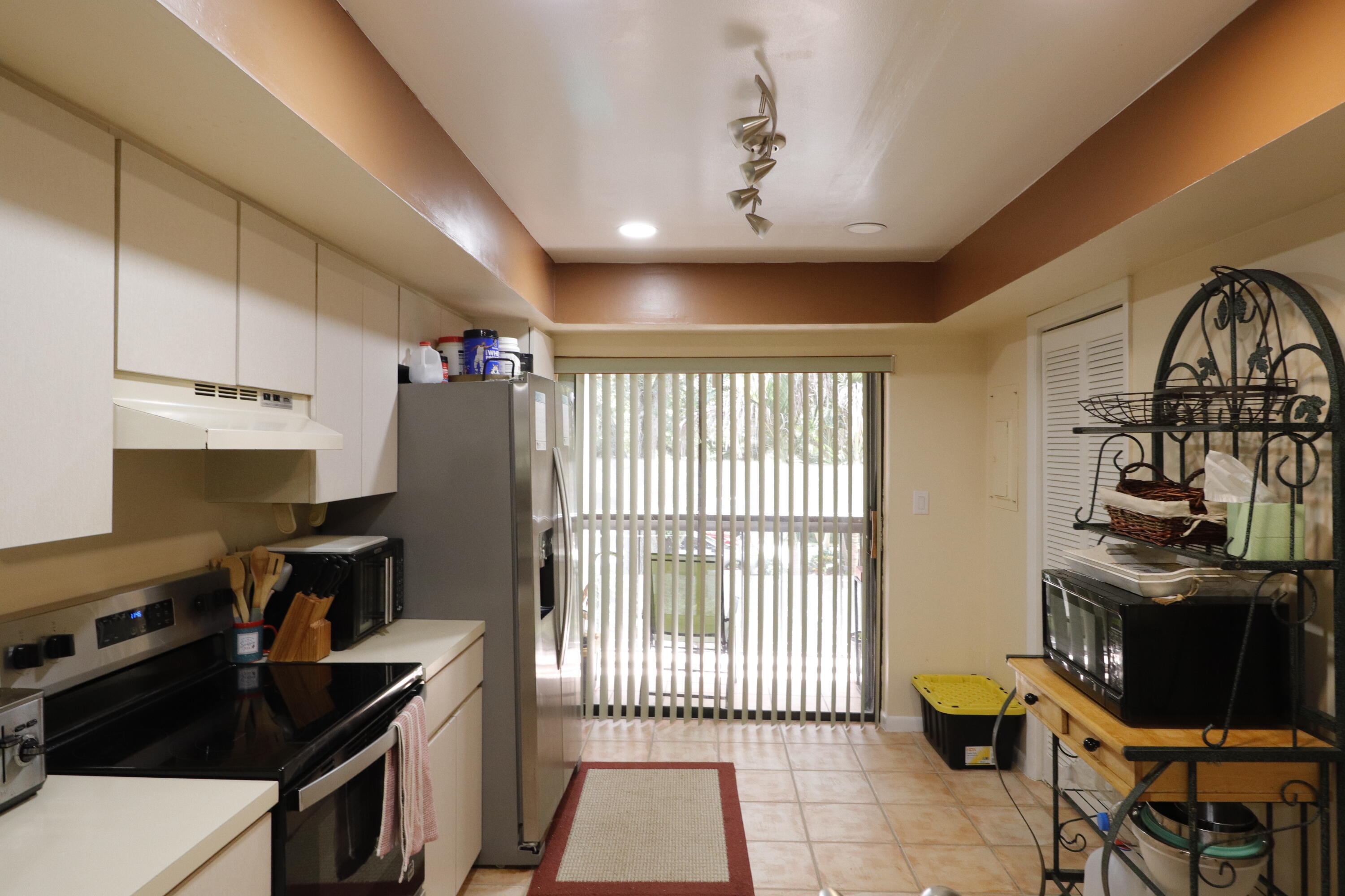 9460 Meadowood Drive 202 Property Photo 5
