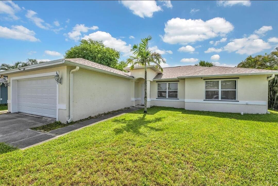 2537 SW Deckard Street Property Photo 1