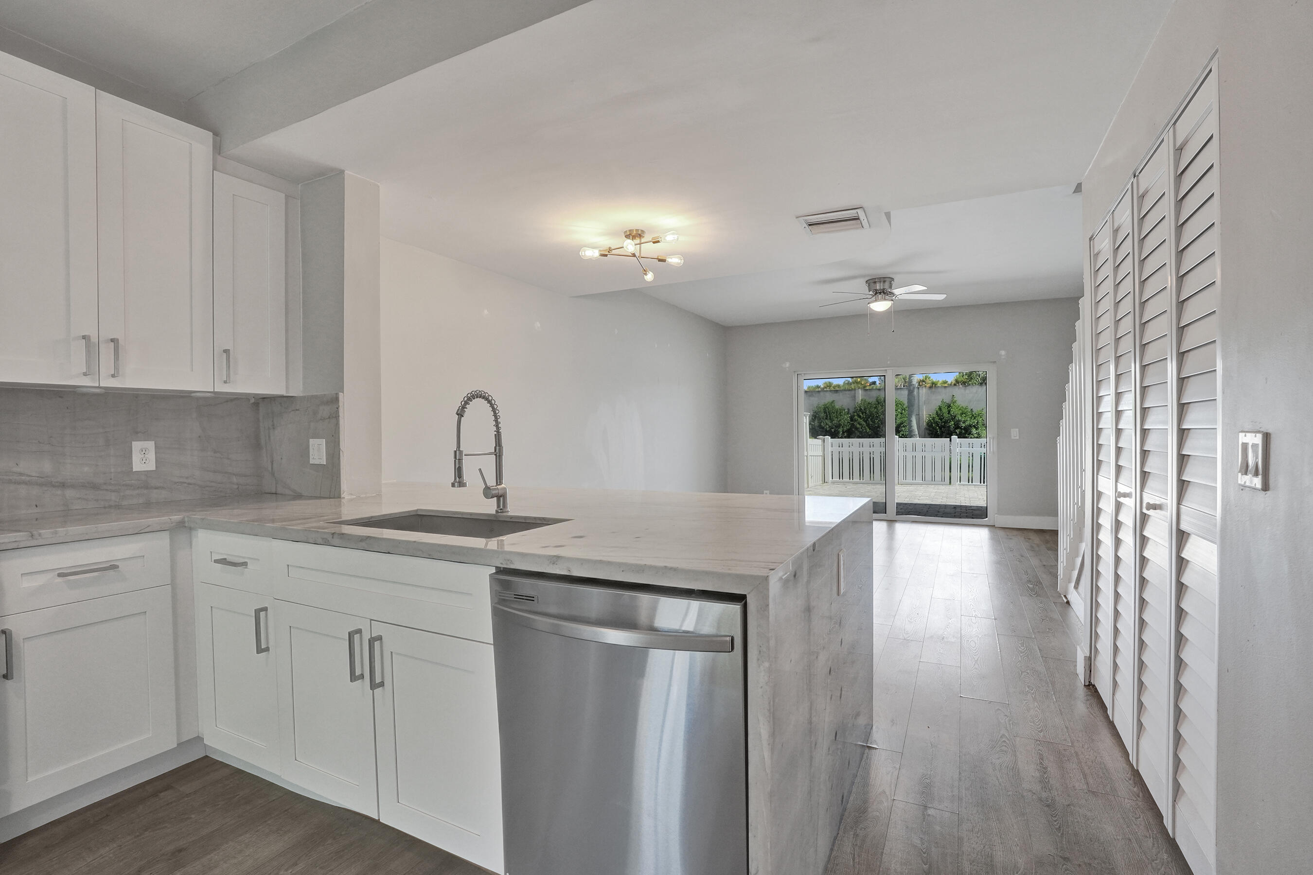 9913 Nw 57th Manor . Property Photo 3