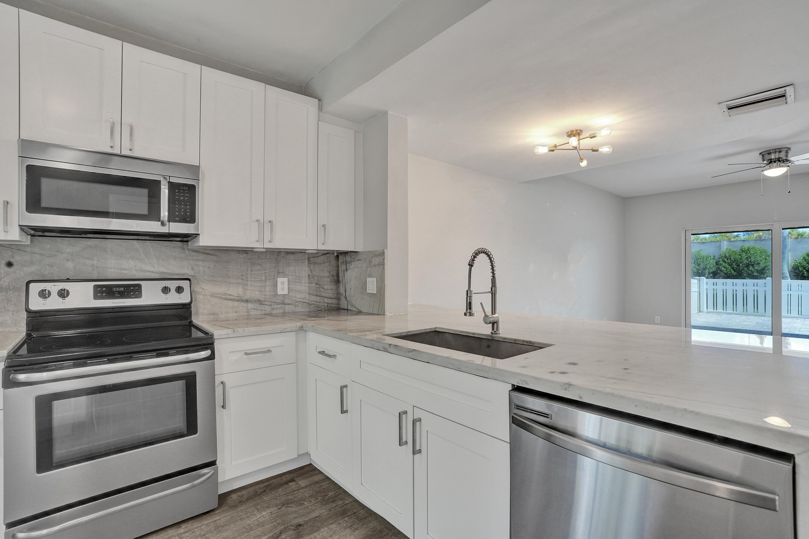 9913 Nw 57th Manor . Property Photo 5