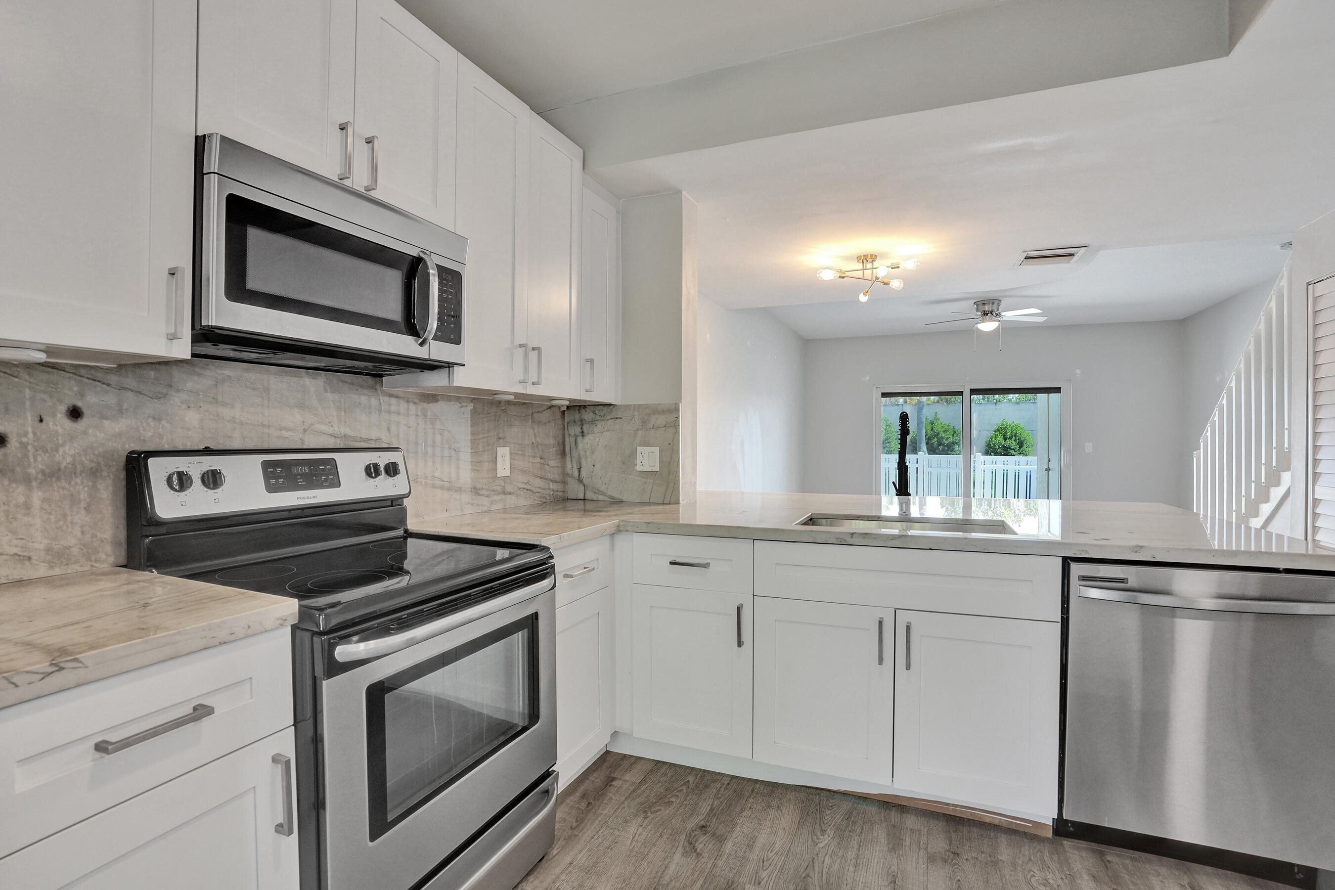 9913 Nw 57th Manor . Property Photo 8