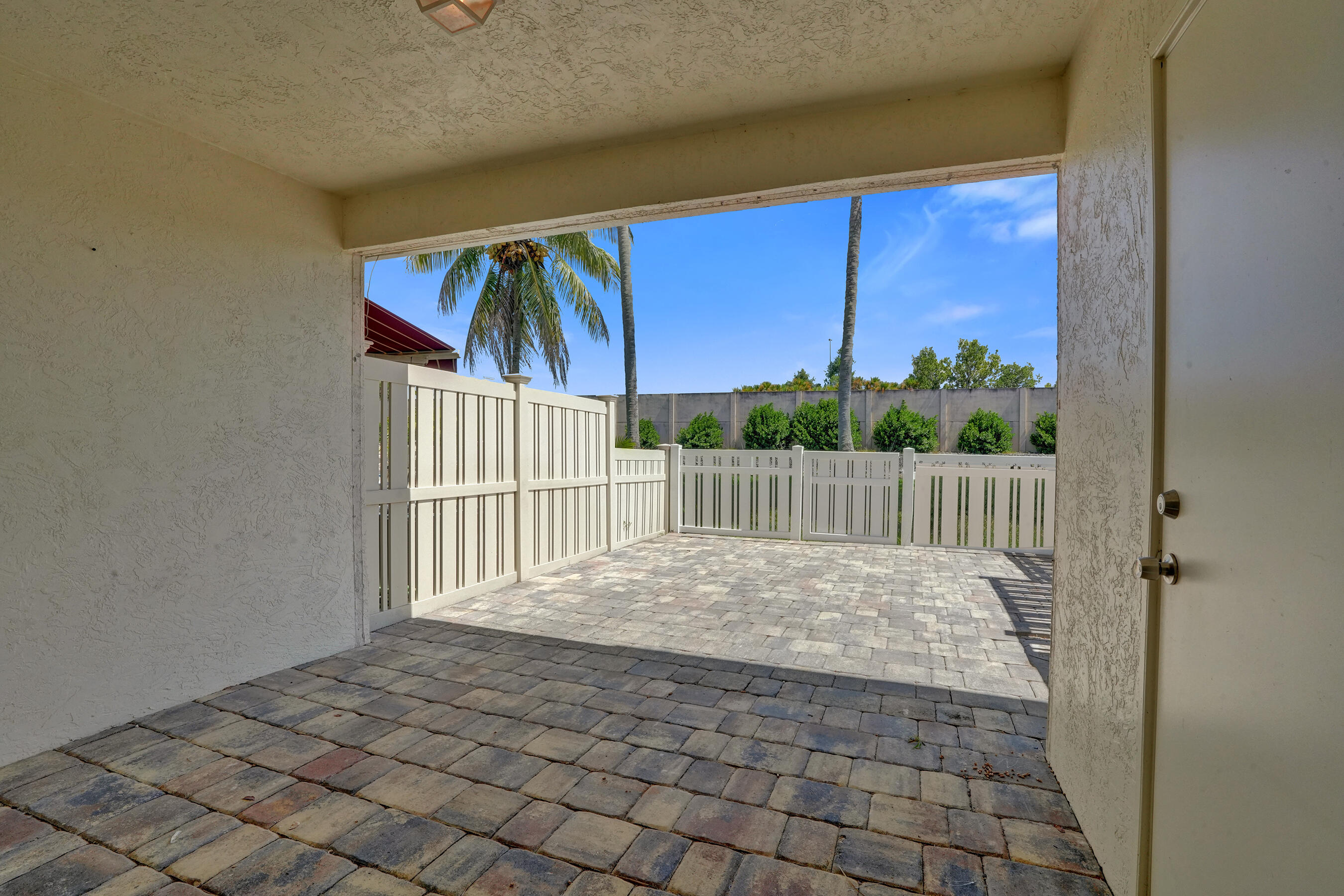 9913 Nw 57th Manor . Property Photo 17