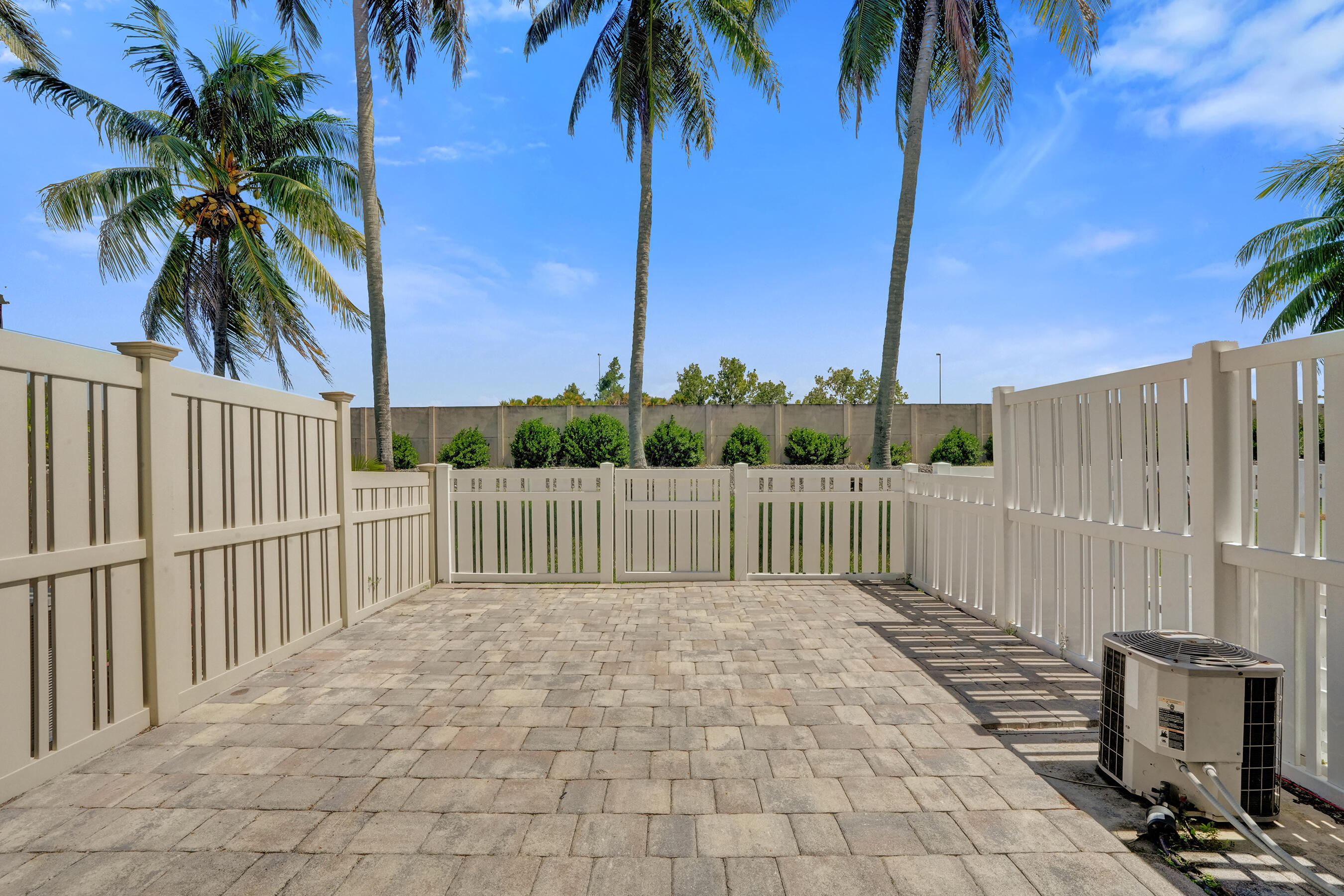 9913 Nw 57th Manor . Property Photo 18