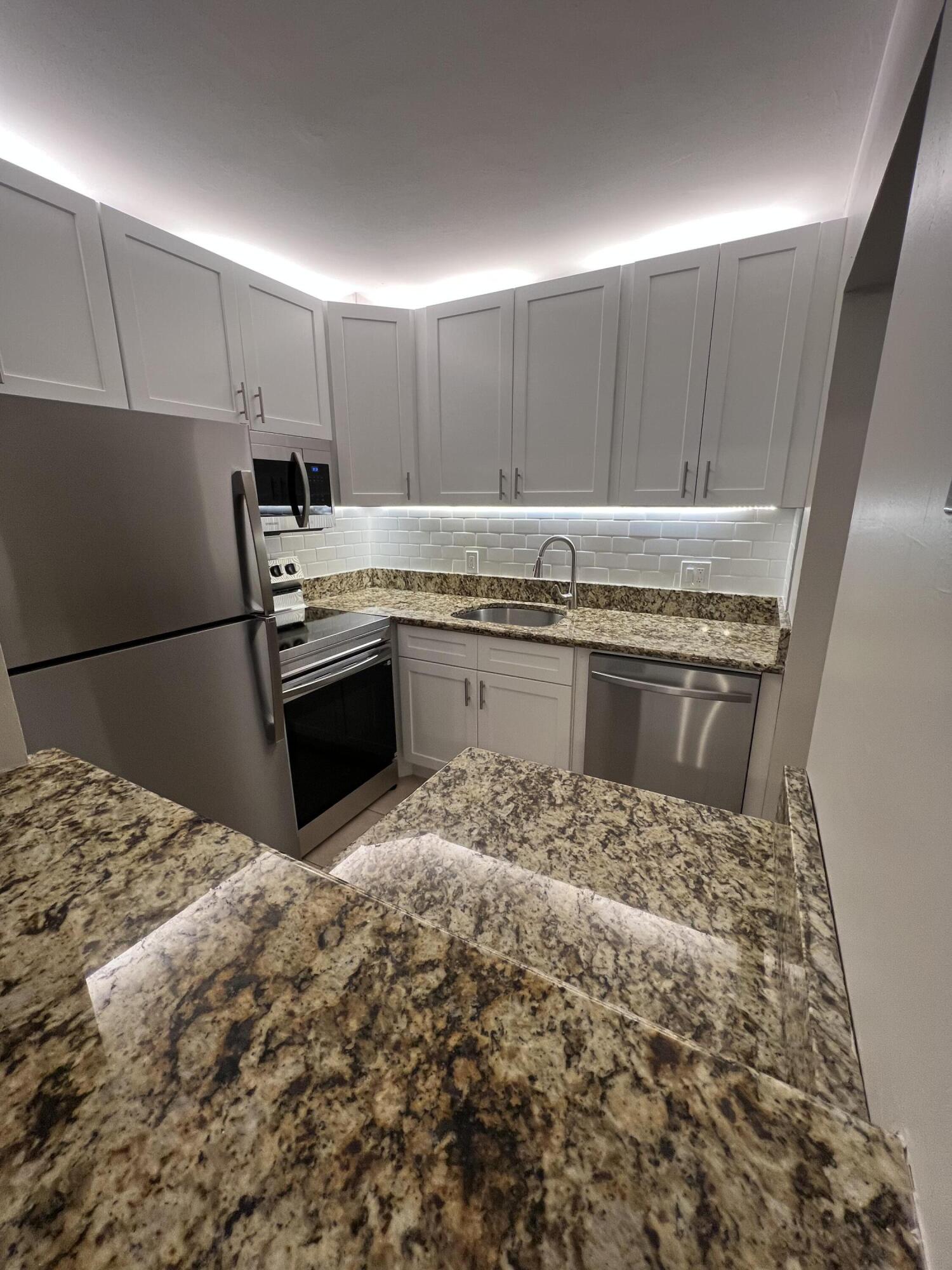 31 WESTBURY B Circle 31 Property Photo 1