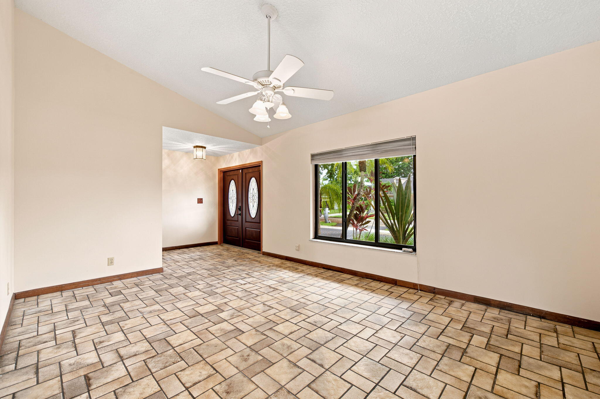 1120 Nw 77th Avenue Property Photo 6