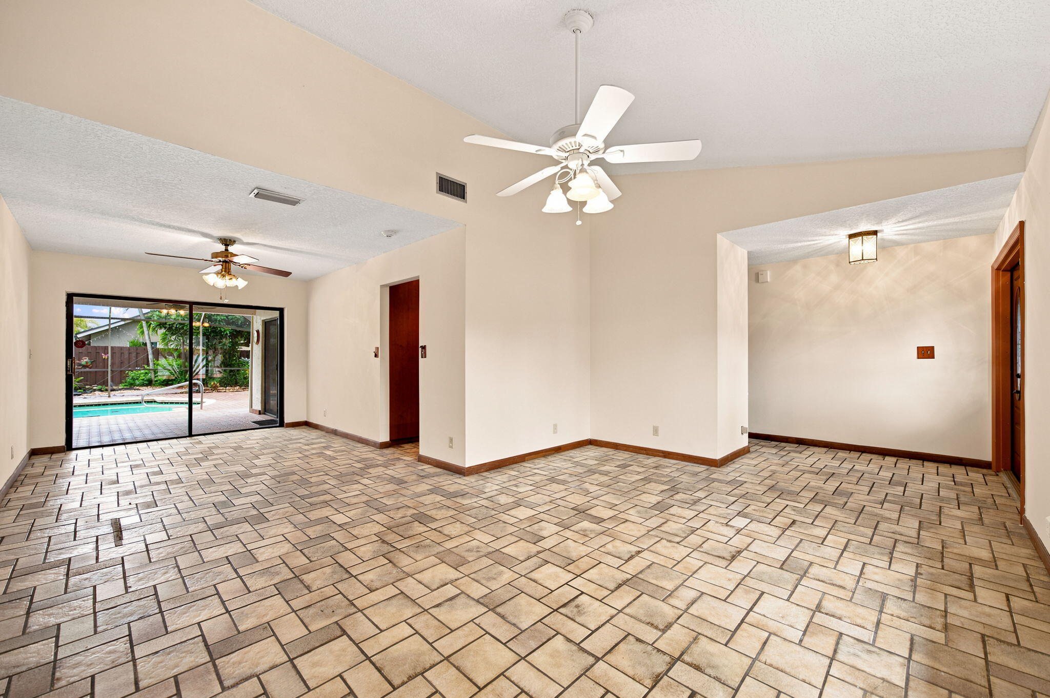 1120 Nw 77th Avenue Property Photo 7