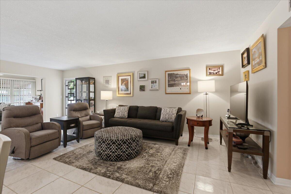 1172 S Drive Circle B Property Photo 3