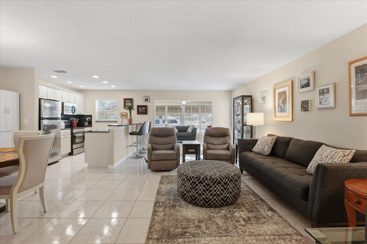 1172 S Drive Circle B Property Photo 4
