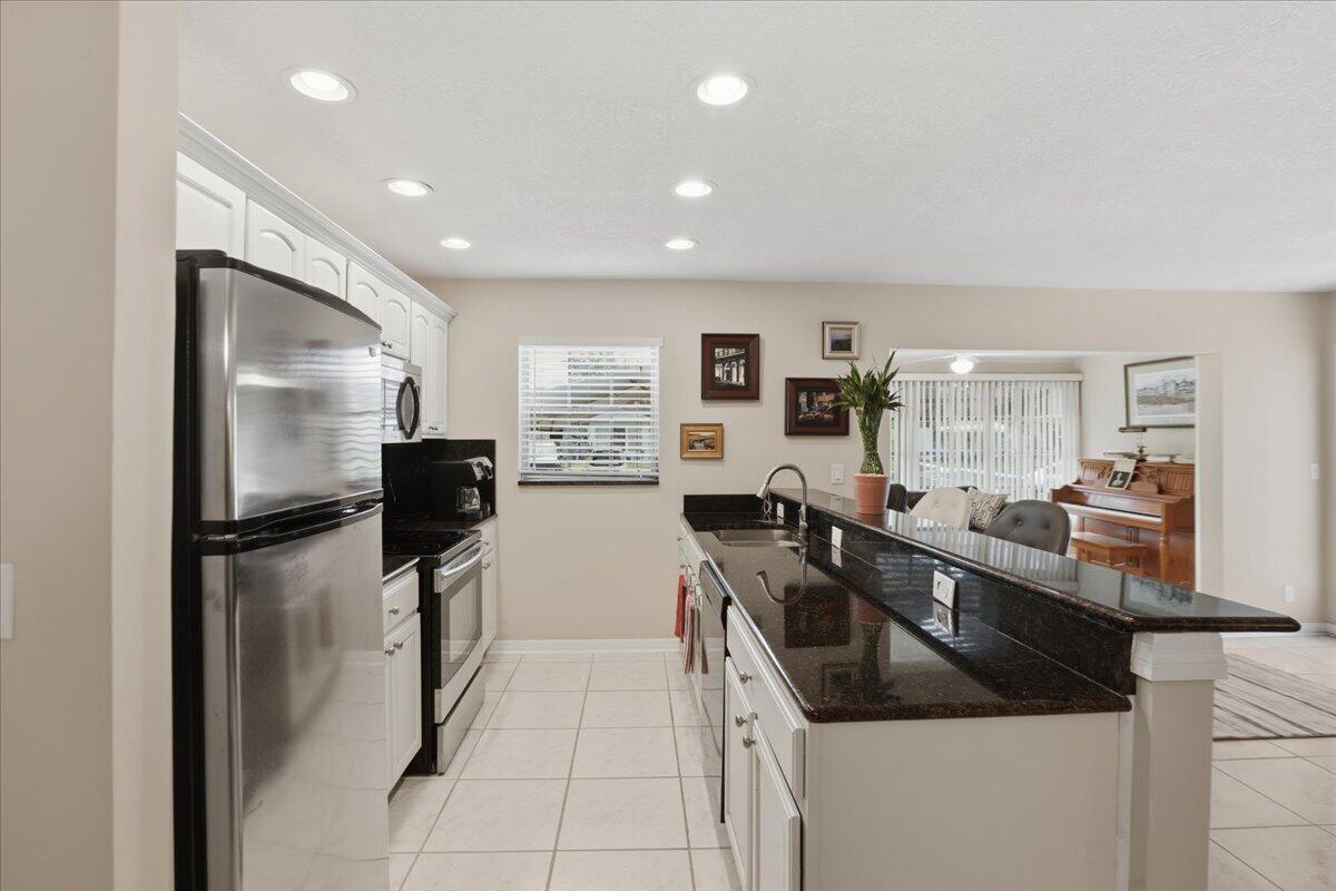 1172 S Drive Circle B Property Photo 6