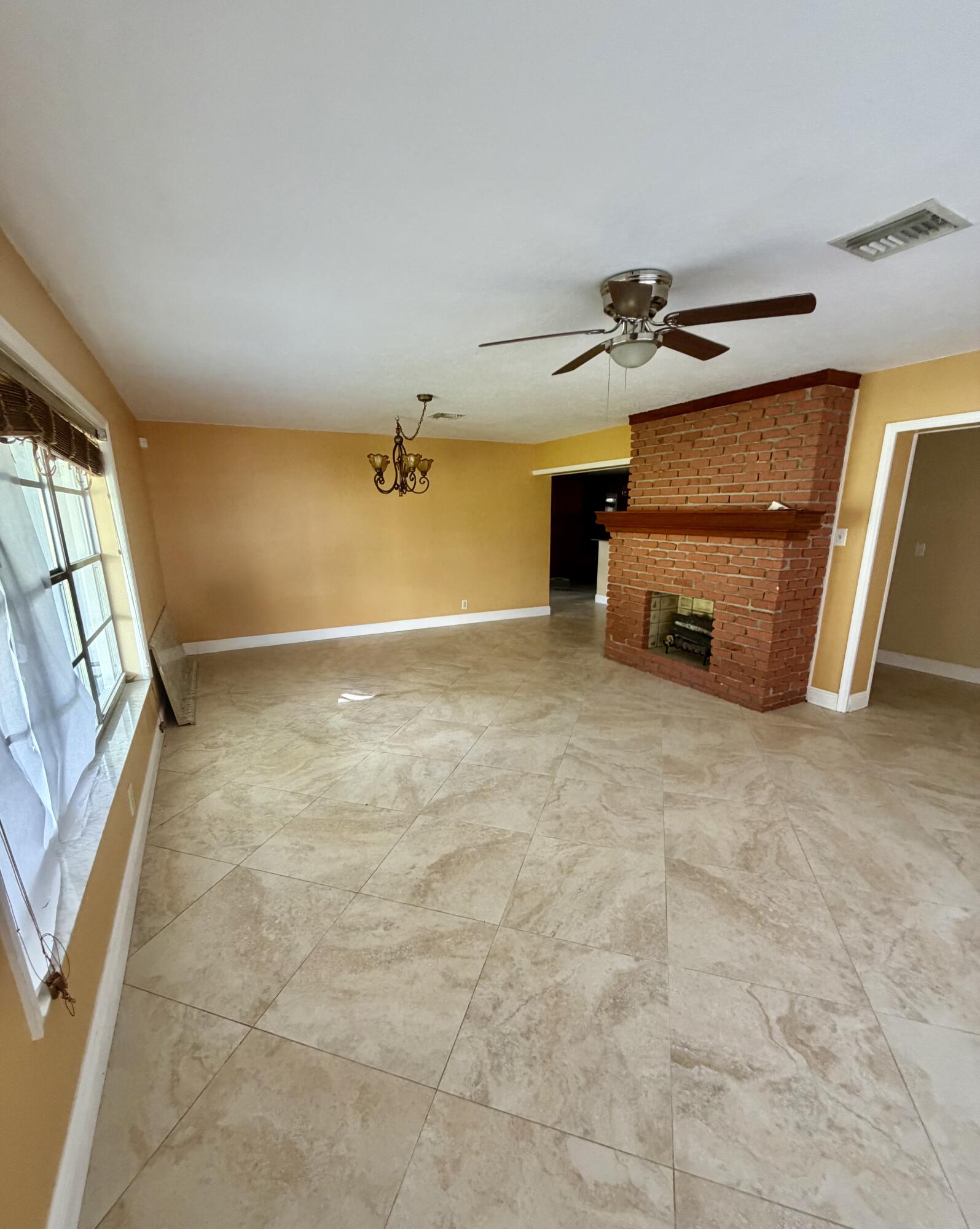 2425 Ceceile Avenue Property Photo 3