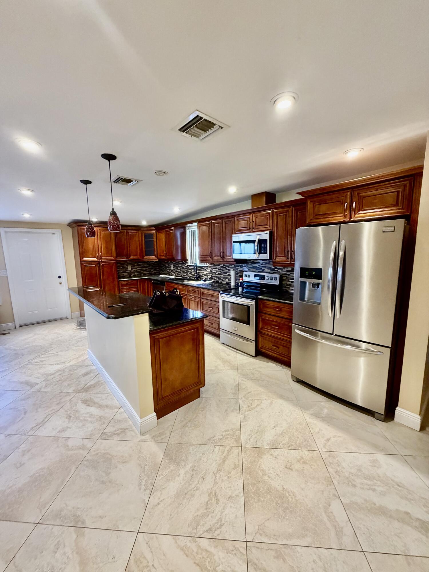 2425 Ceceile Avenue Property Photo 4