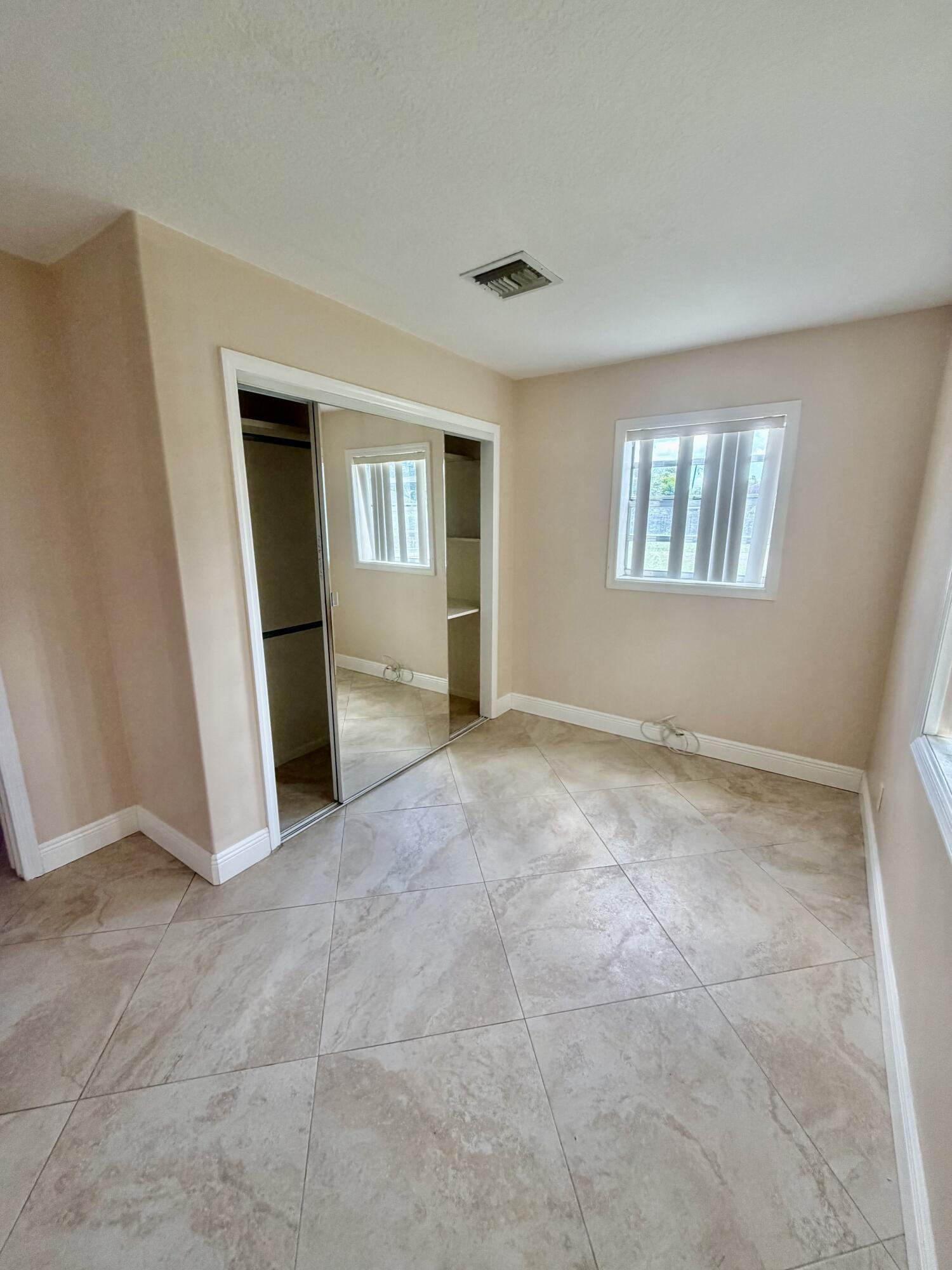 2425 Ceceile Avenue Property Photo 8