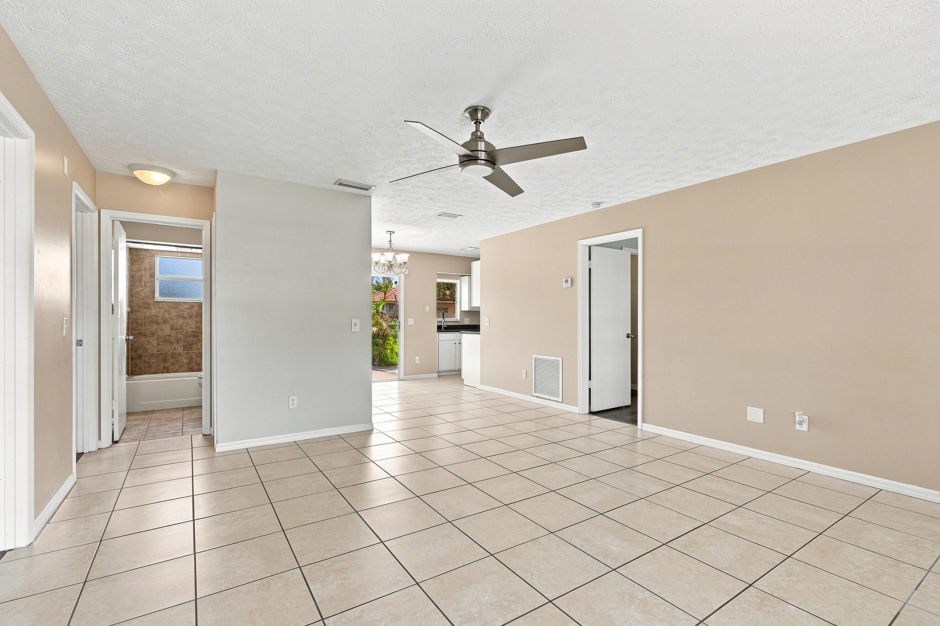 3873 Sw Daisy Street Property Photo 8