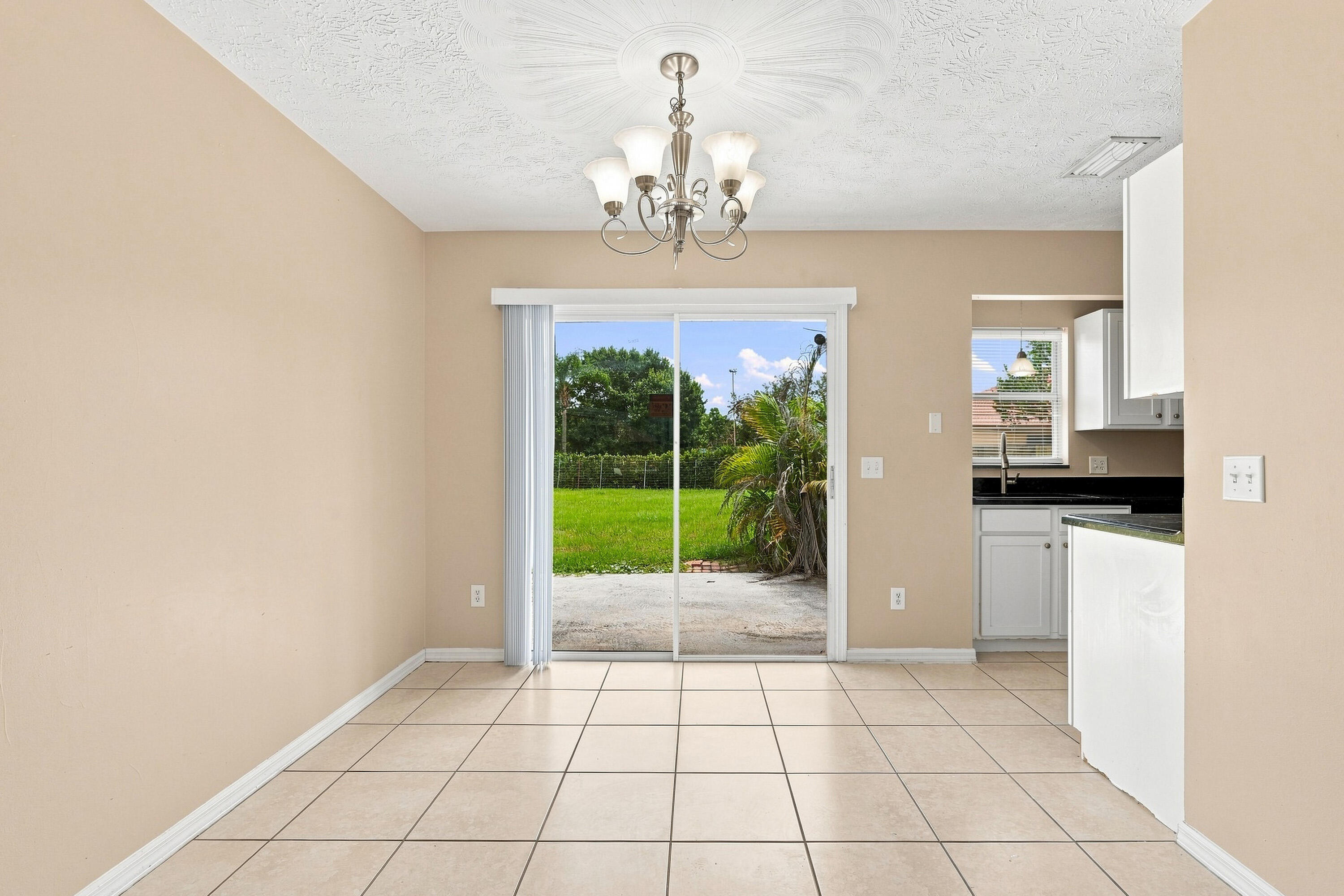 3873 Sw Daisy Street Property Photo 9