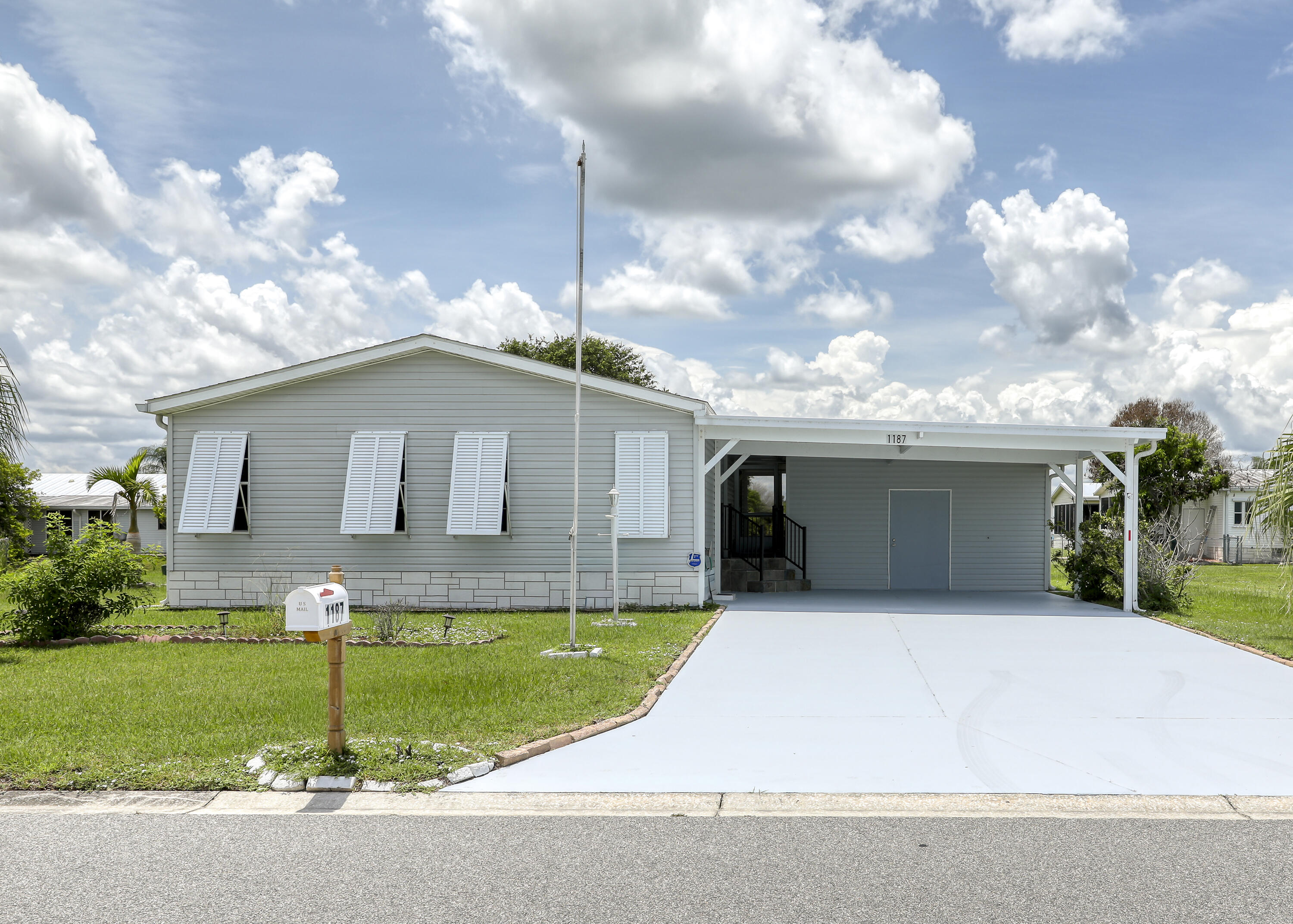 1187 Barefoot Circle Property Photo 1