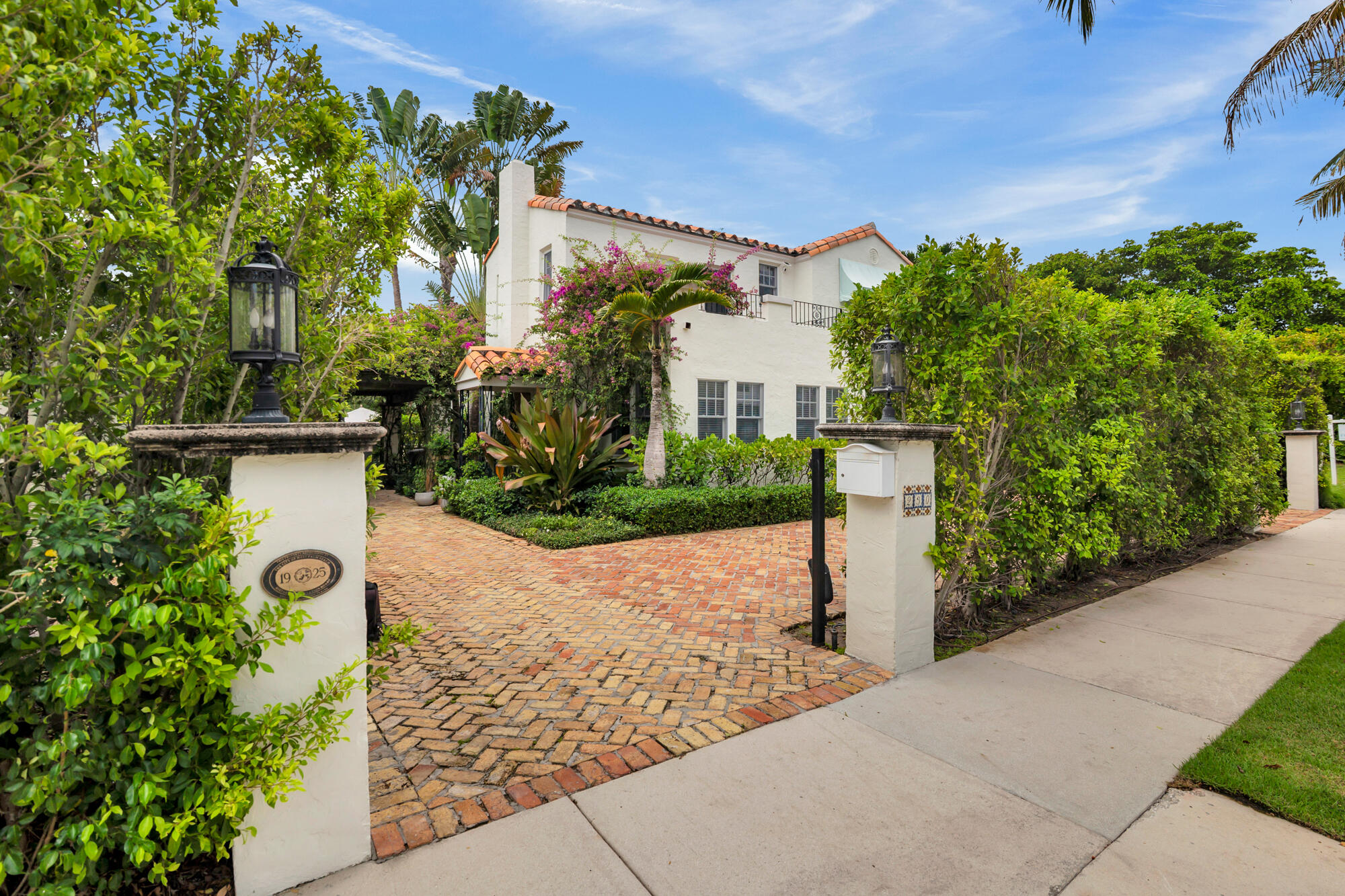 230 SUNSET Road Property Photo 1