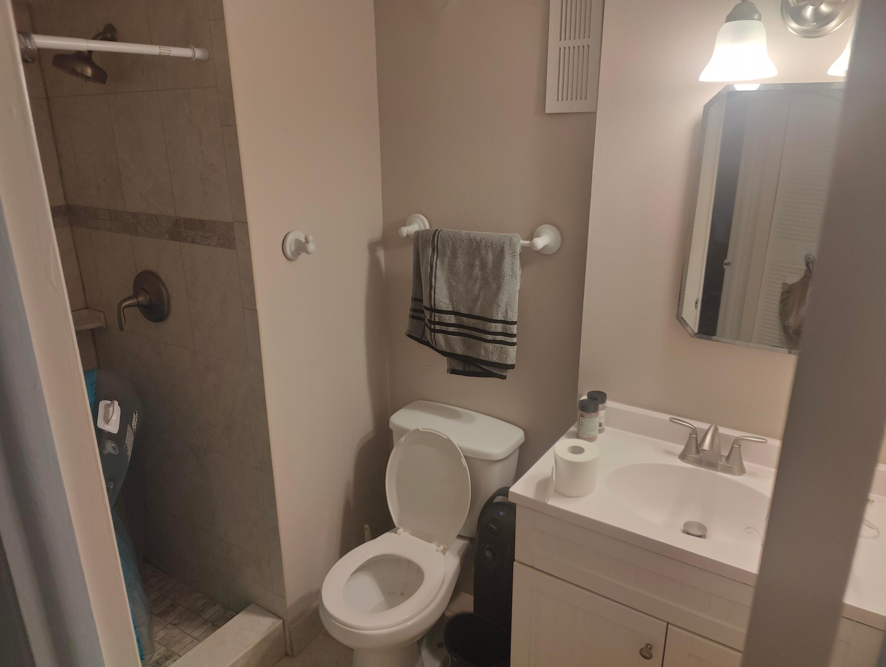 500 Executive Center Drive 2a Property Photo 4