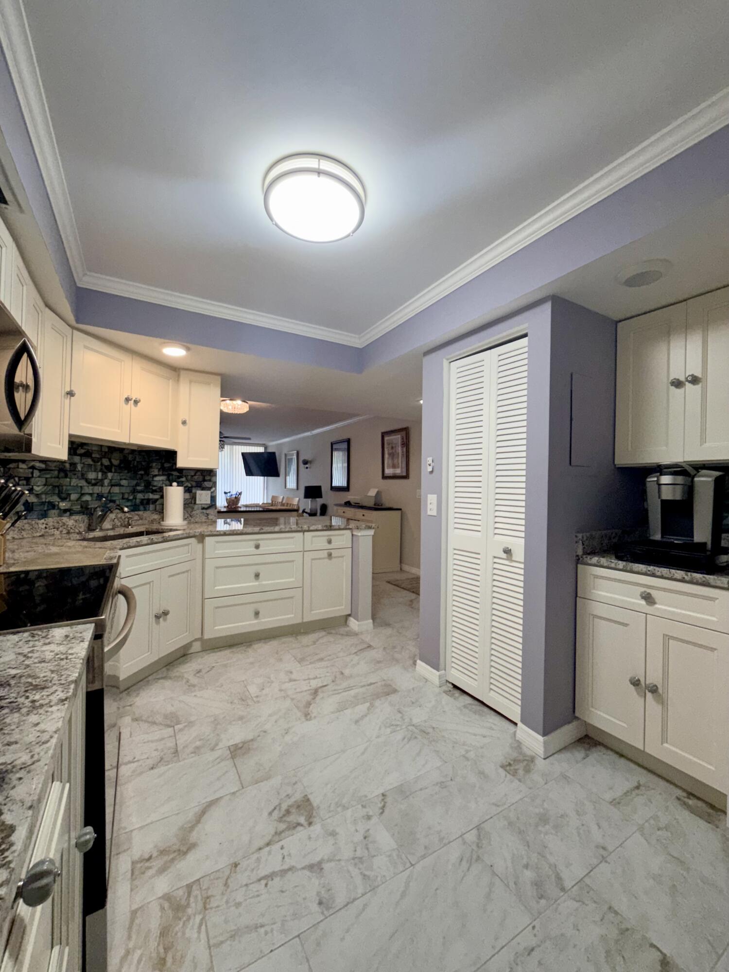 2425 Presidential Way 304 Property Photo 4