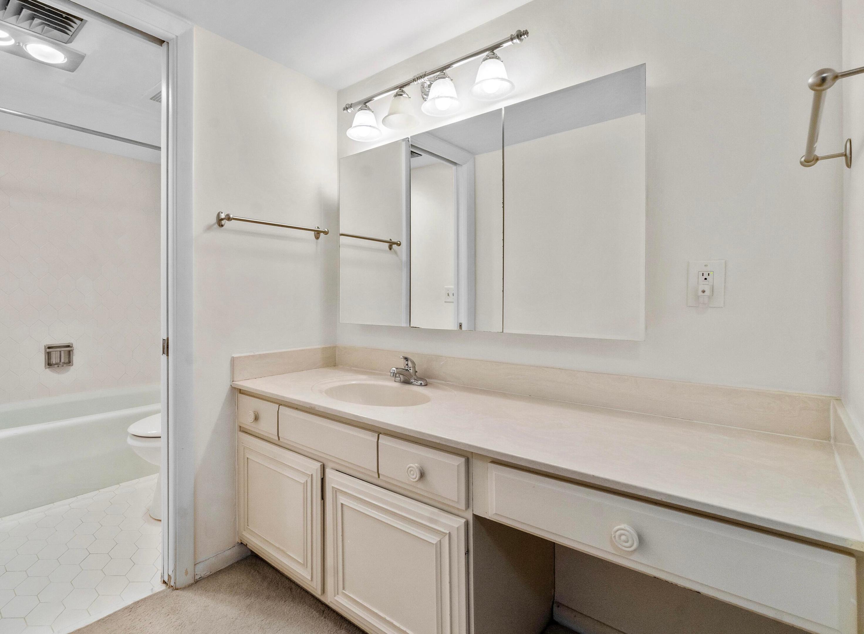 2425 Presidential Way 304 Property Photo 7
