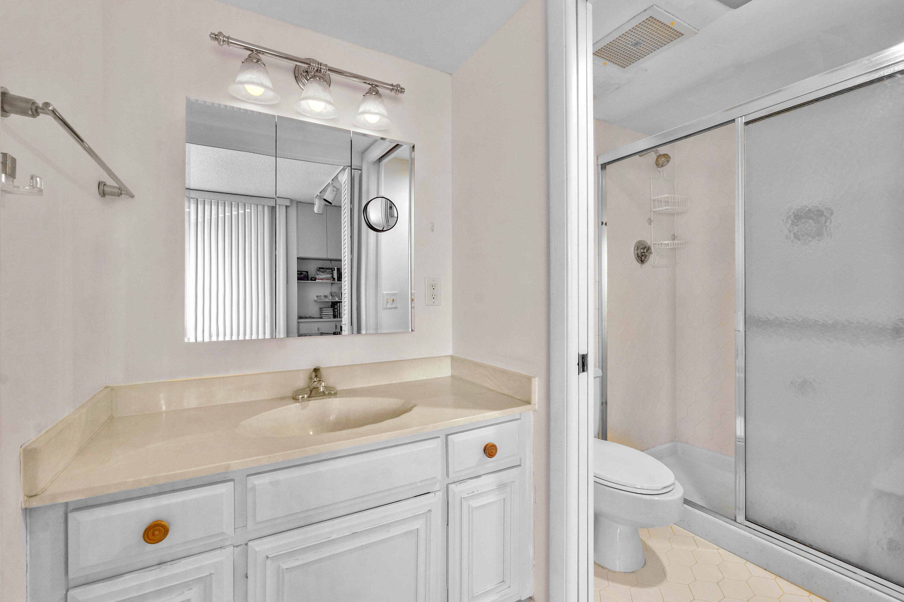 2425 Presidential Way 304 Property Photo 14