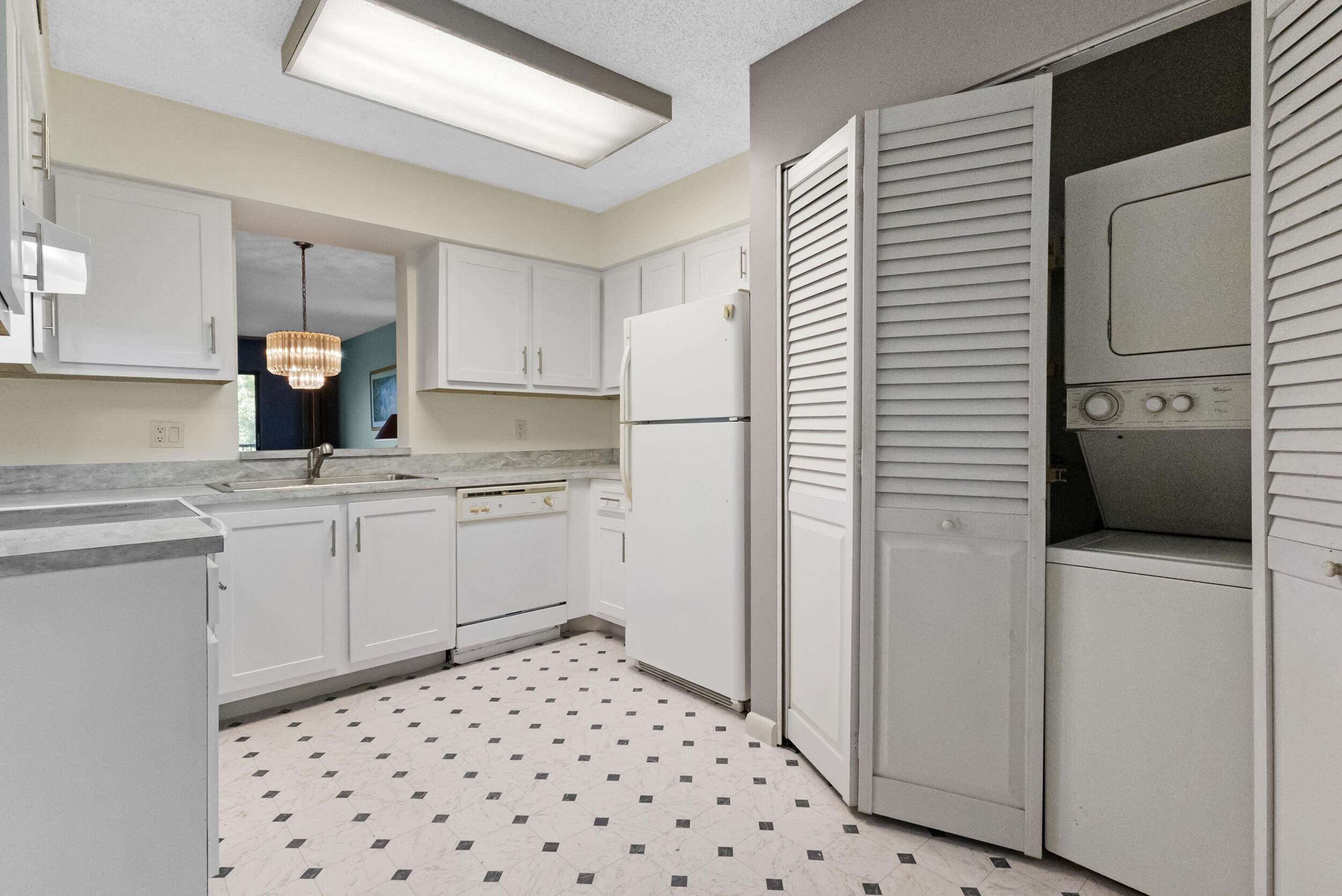 2209 S Cypress Bend Drive 507 Property Photo 13