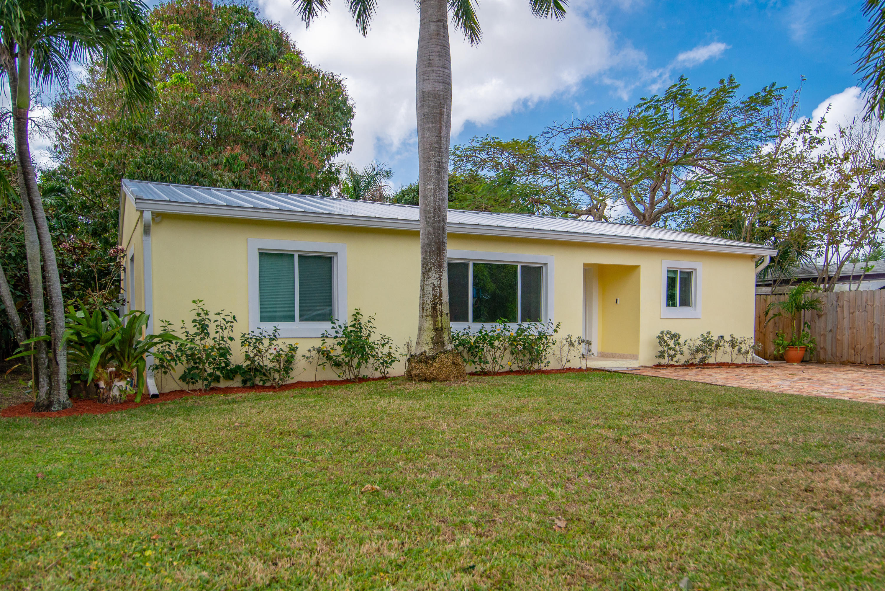 364 ORANGE Way Property Photo 1