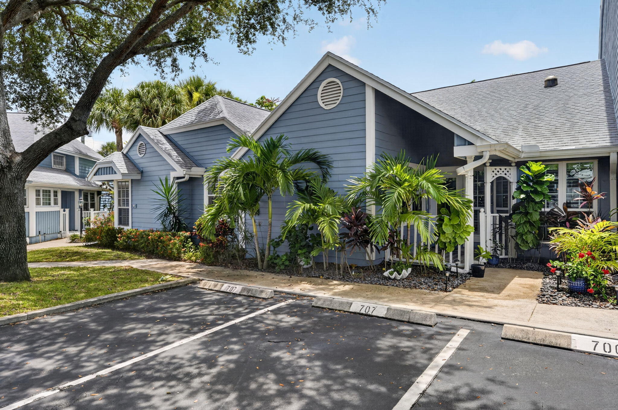 706 Ocean Dunes Circle Property Photo 2