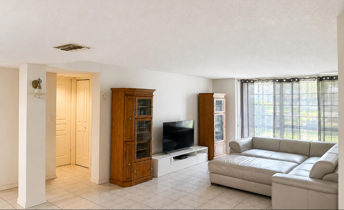 3740 INVERRARY Drive 1E Property Photo 1
