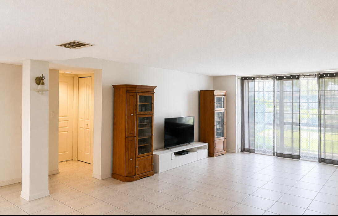 3740 Inverrary Drive 1e Property Photo 5