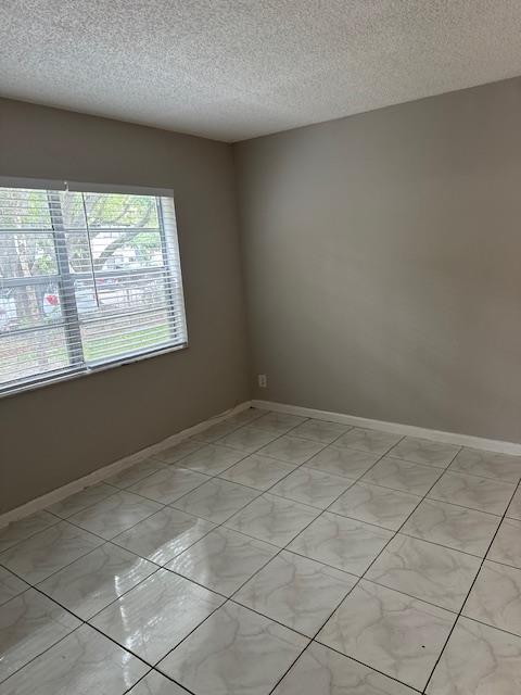 1004 Twin Lakes Drive Property Photo 6