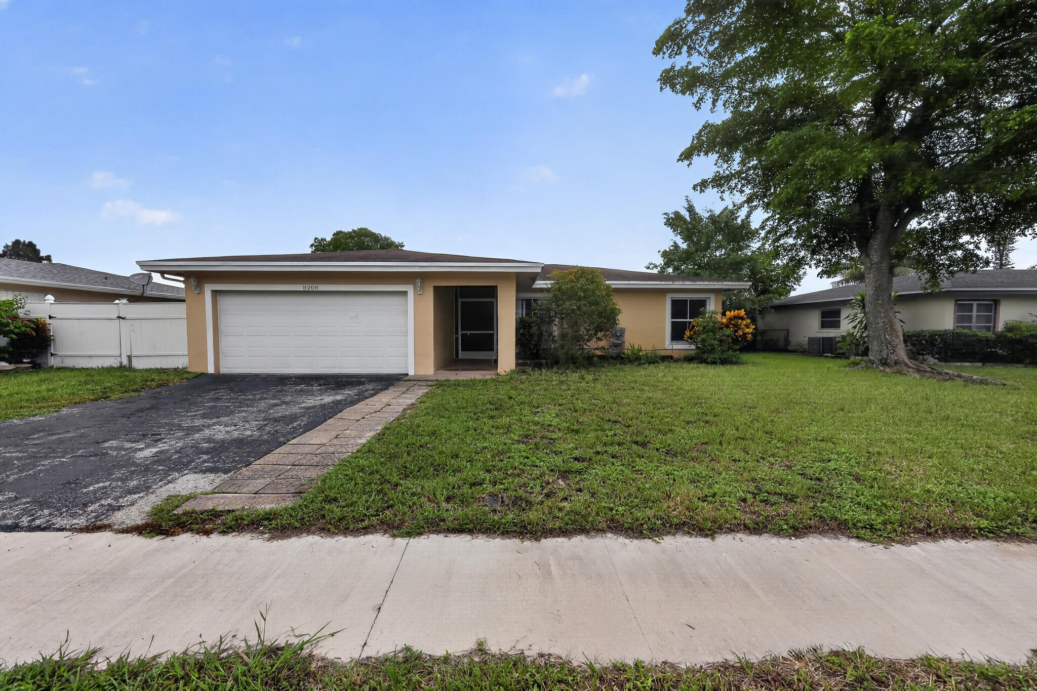8208 Nw 75th Avenue Property Photo 1