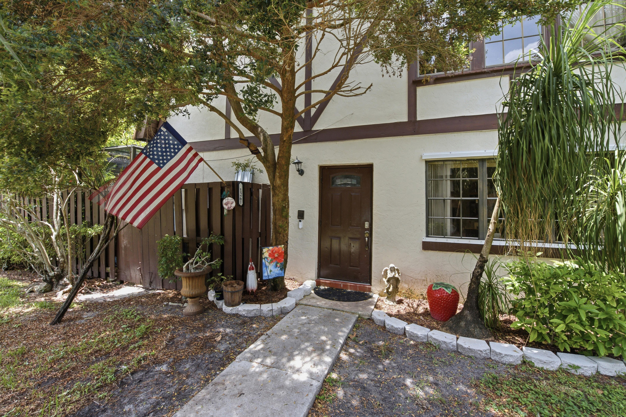 126 WEYBRIDGE Circle B Property Photo 1