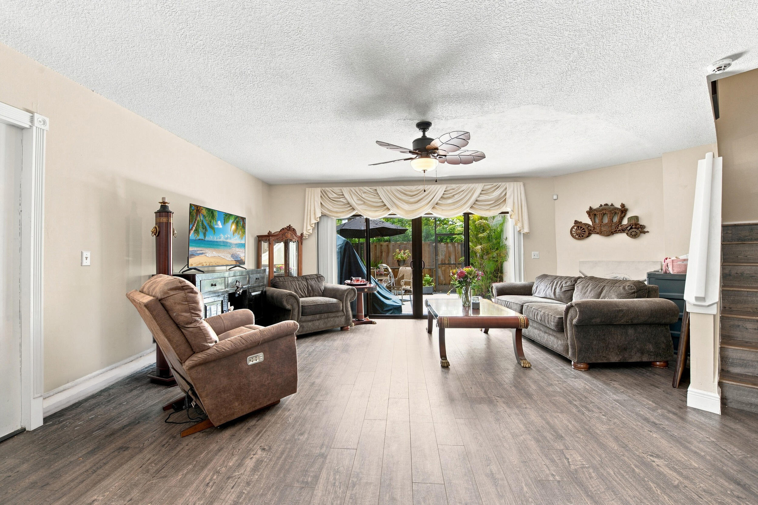126 Weybridge Circle B Property Photo 3